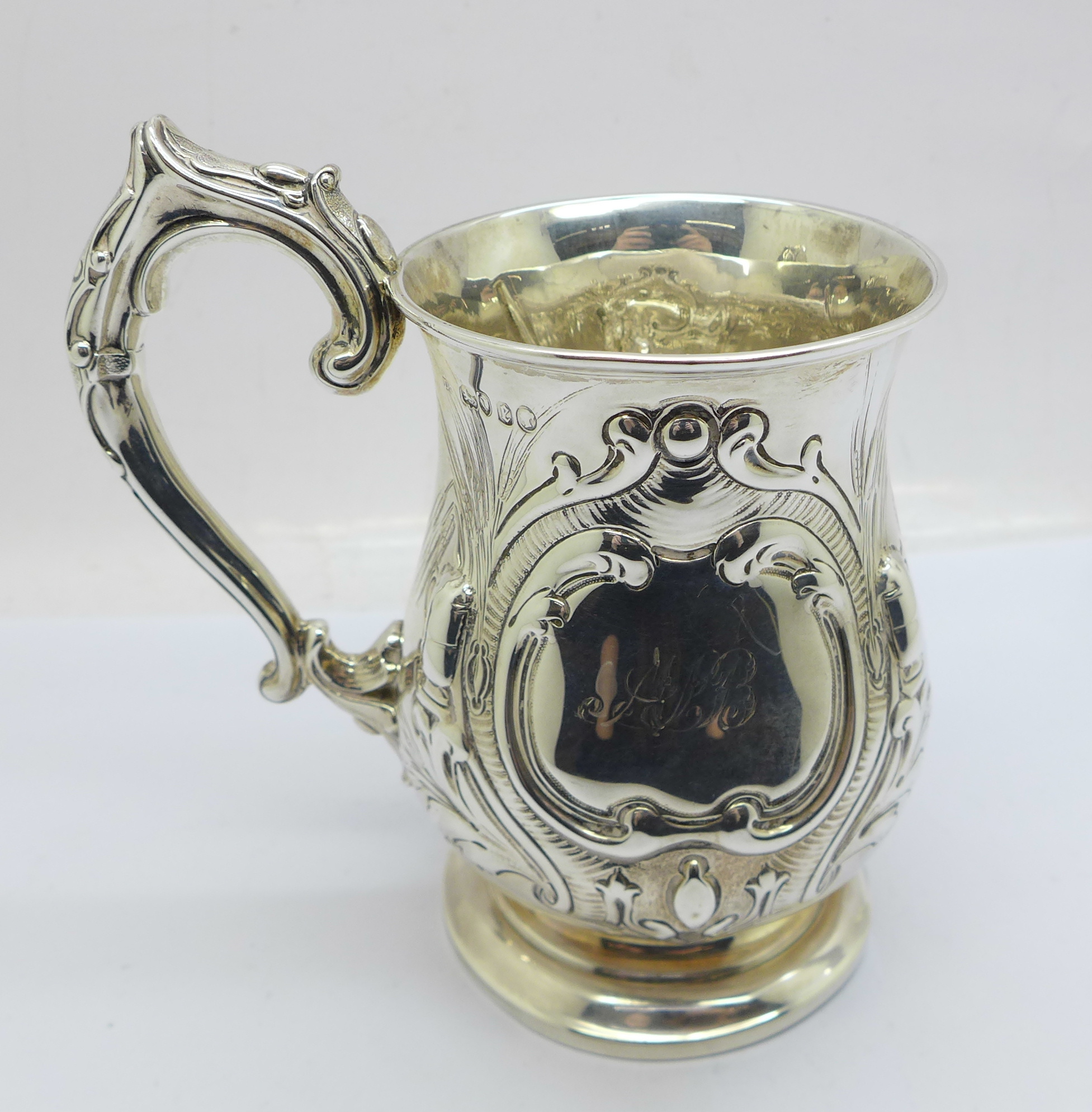A Victorian silver mug decorated with wheatsheaves, London 1860, with initials, 202g