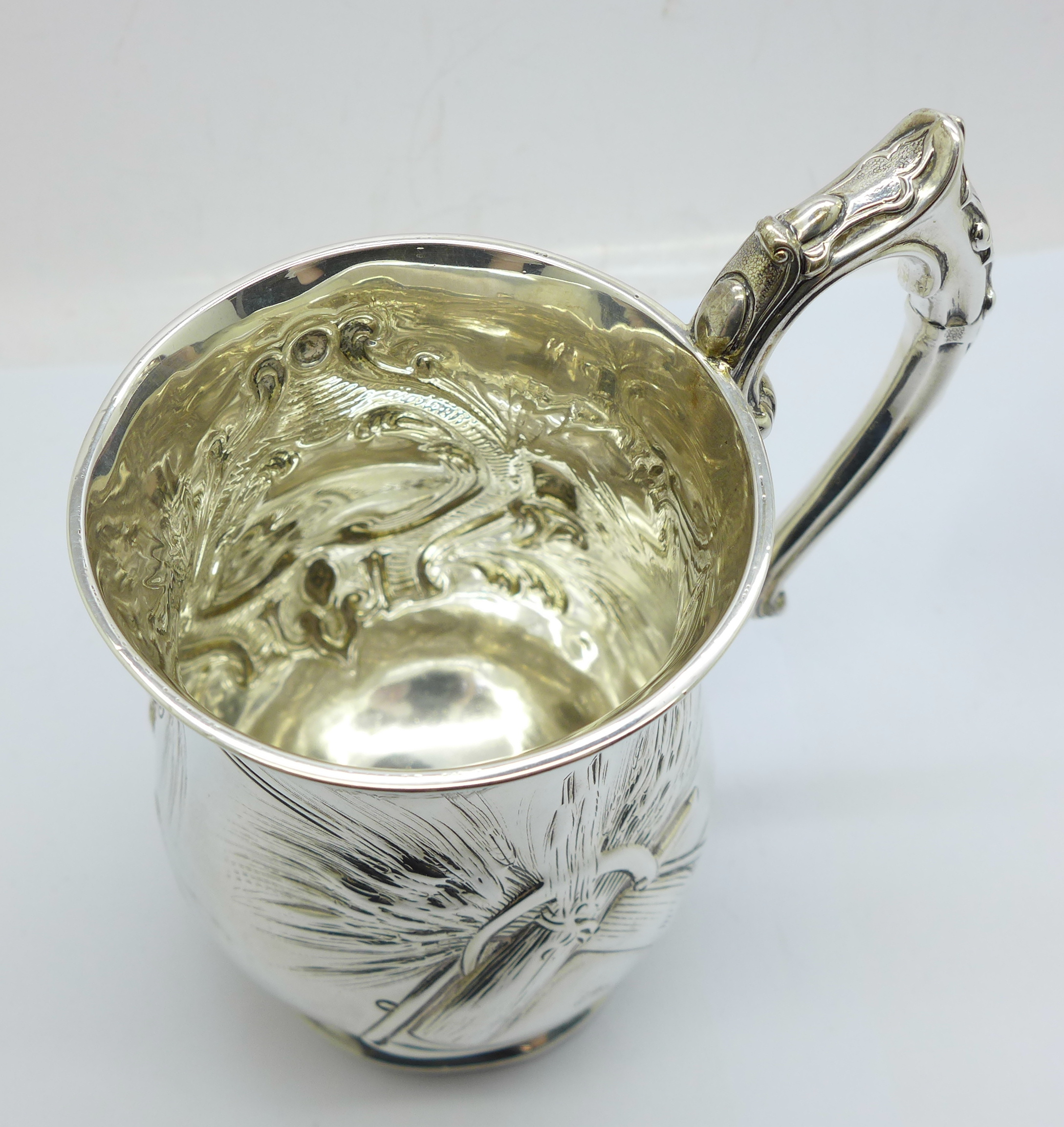 A Victorian silver mug decorated with wheatsheaves, London 1860, with initials, 202g - Bild 4 aus 5