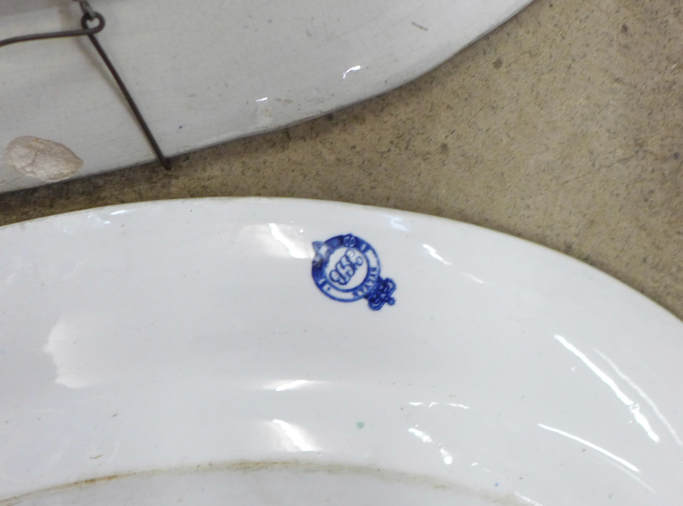 A large blue and white Willow pattern meat plate and three other meat plates, a/f - Bild 4 aus 6