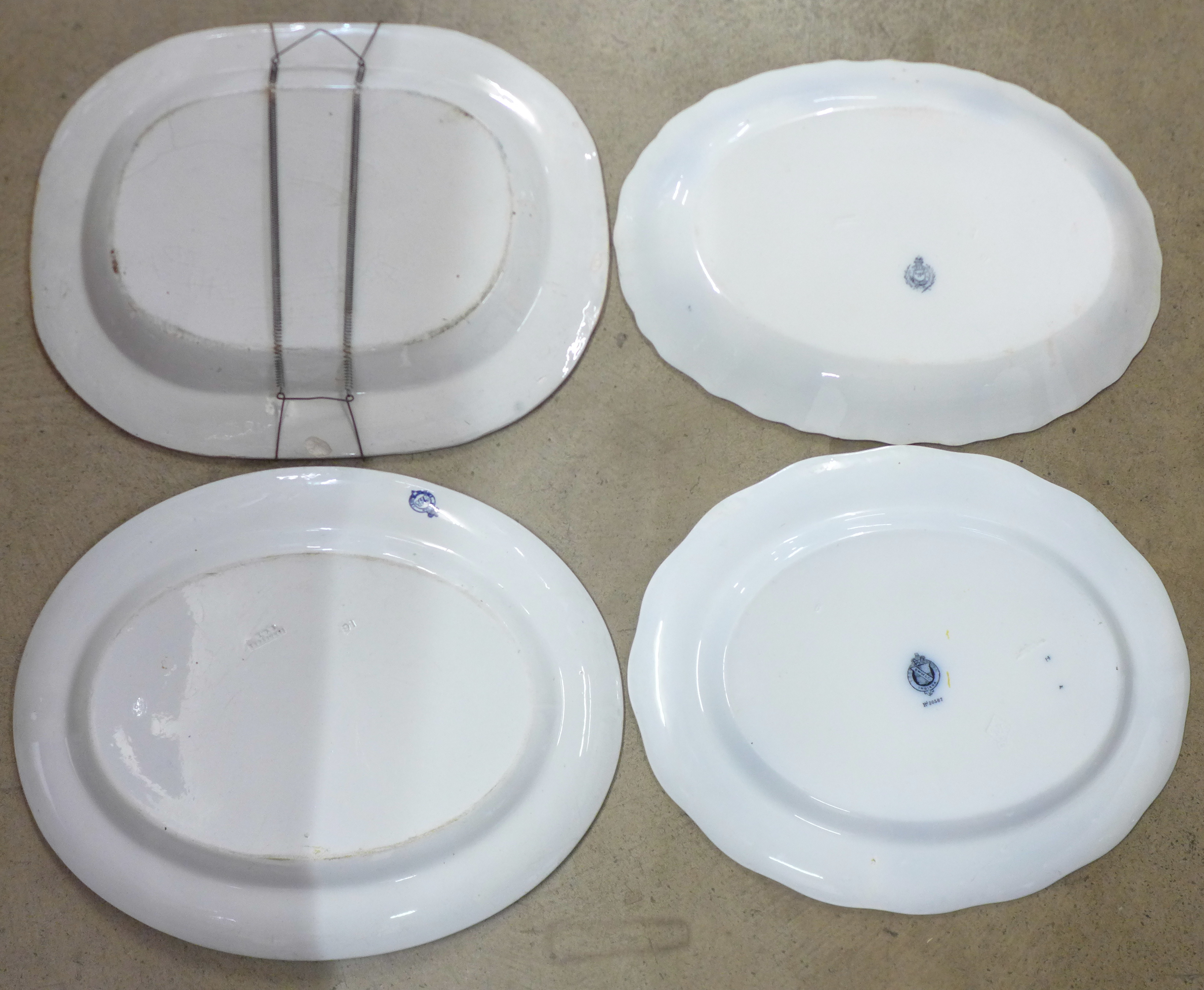 A large blue and white Willow pattern meat plate and three other meat plates, a/f - Bild 2 aus 6