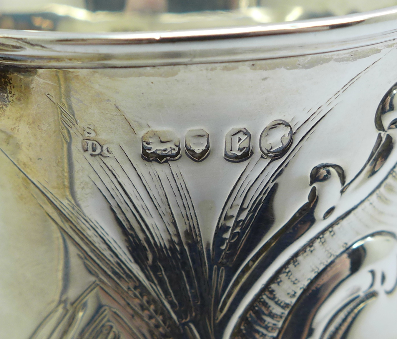 A Victorian silver mug decorated with wheatsheaves, London 1860, with initials, 202g - Bild 5 aus 5