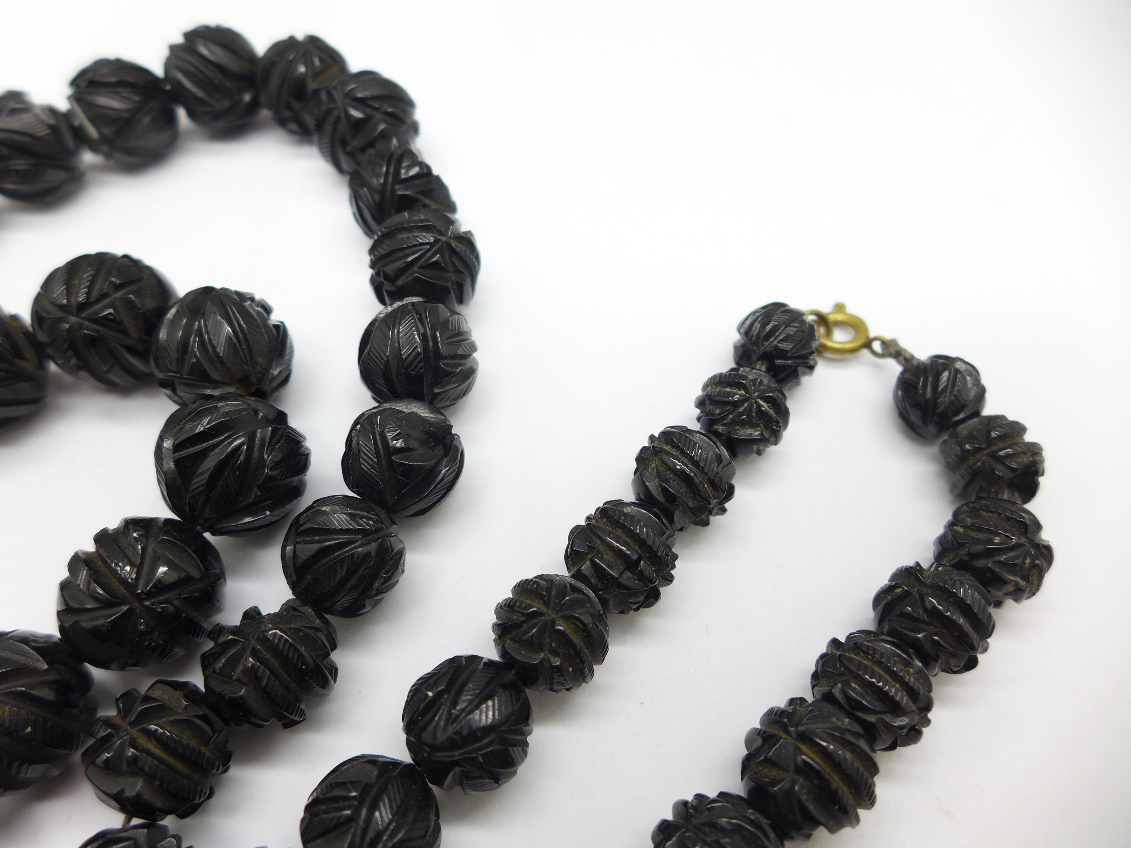 A carved Whitby jet bead necklace, 71cm - Bild 3 aus 3