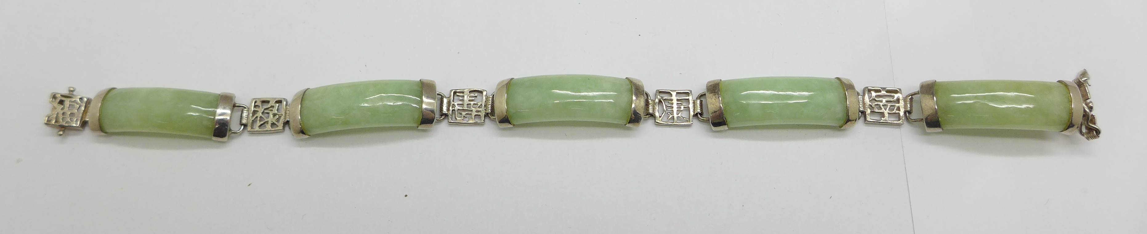 A silver and jade bracelet - Bild 2 aus 3