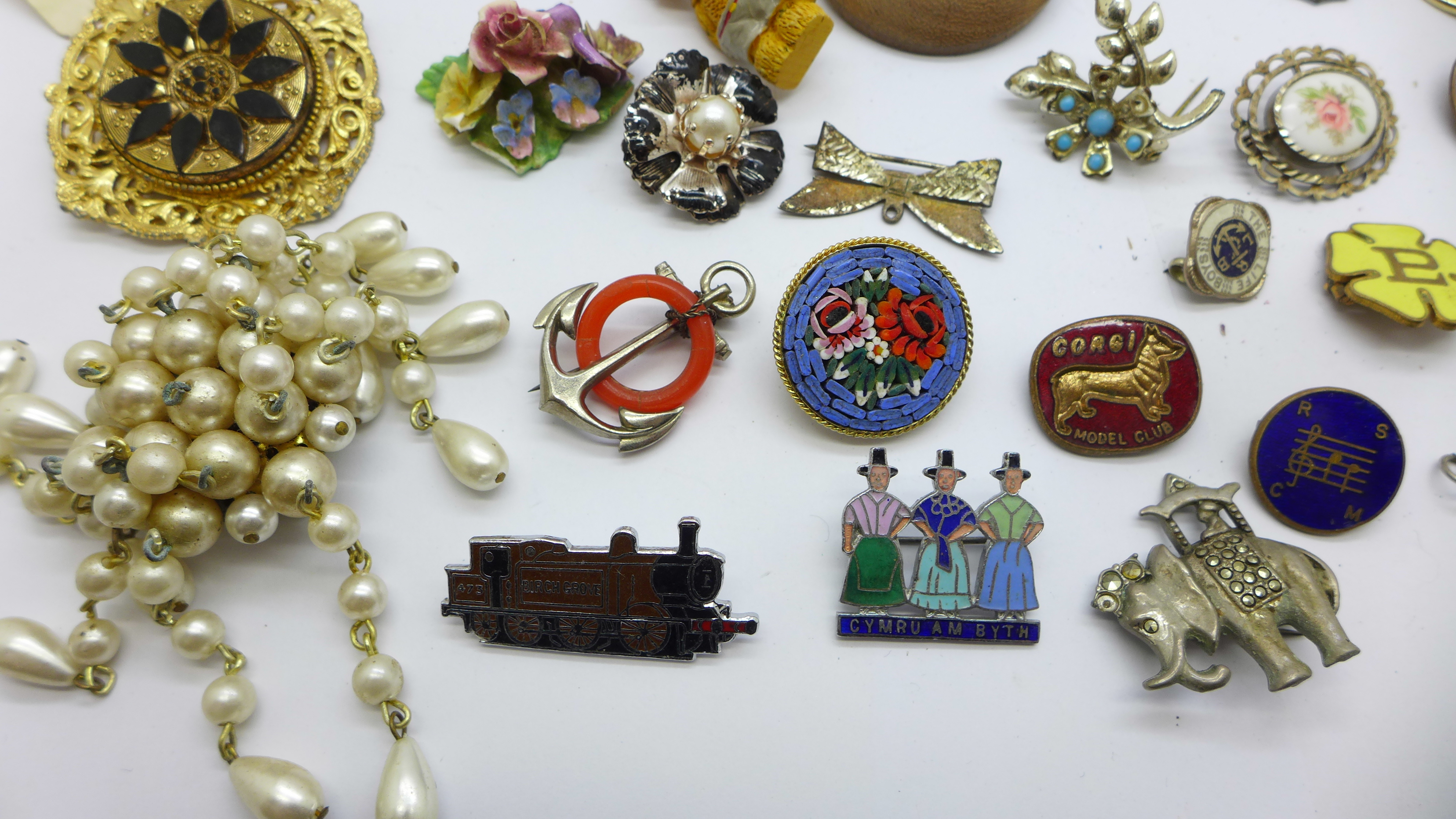 A collection of jewellery and badges - Bild 3 aus 4