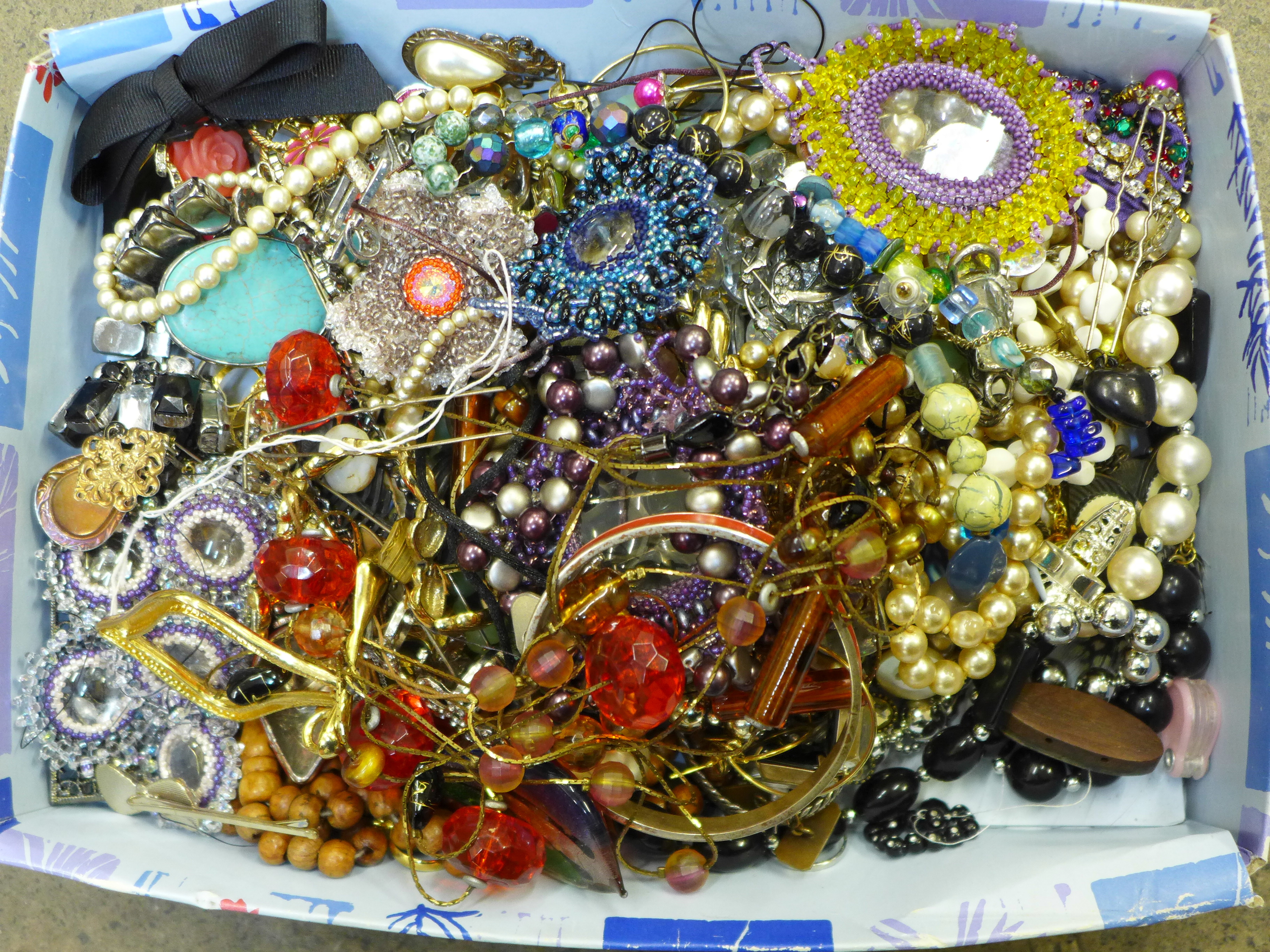 A collection of costume jewellery - Image 3 of 3