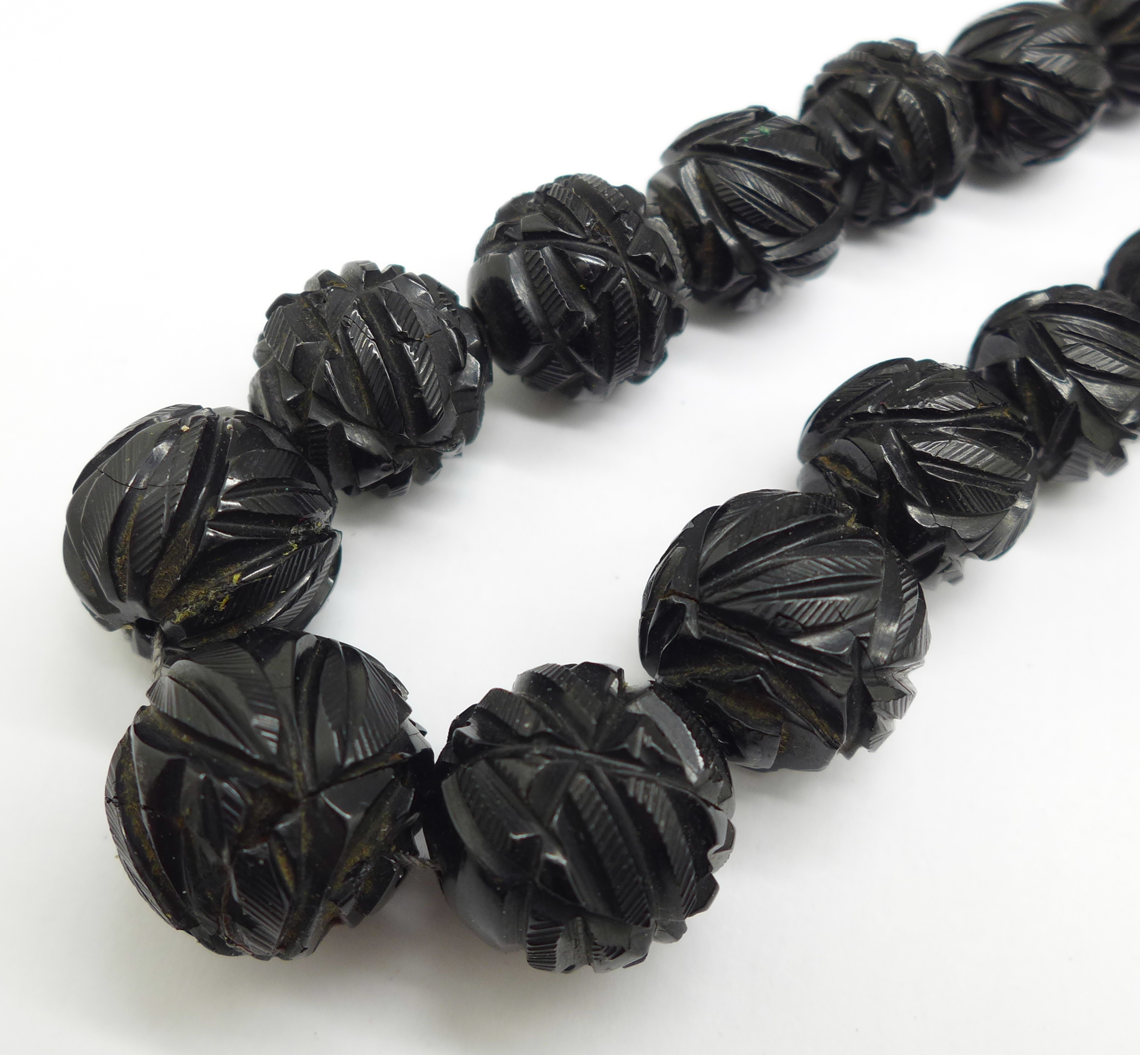 A carved Whitby jet bead necklace, 71cm - Bild 2 aus 3