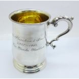 A silver mug, with inscription dated 1982, 207g, 104mm