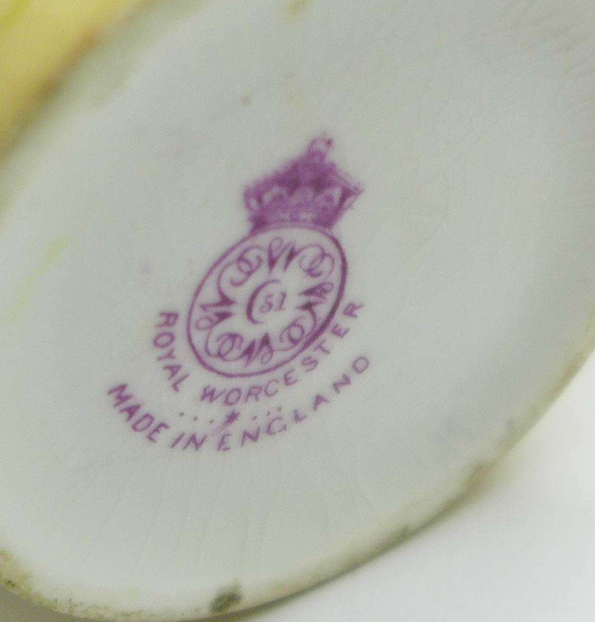 A Royal Worcester pedestal dish, hand decorated with fruit and signed T. Lockyer, (Thomas), 31. - Image 5 of 7