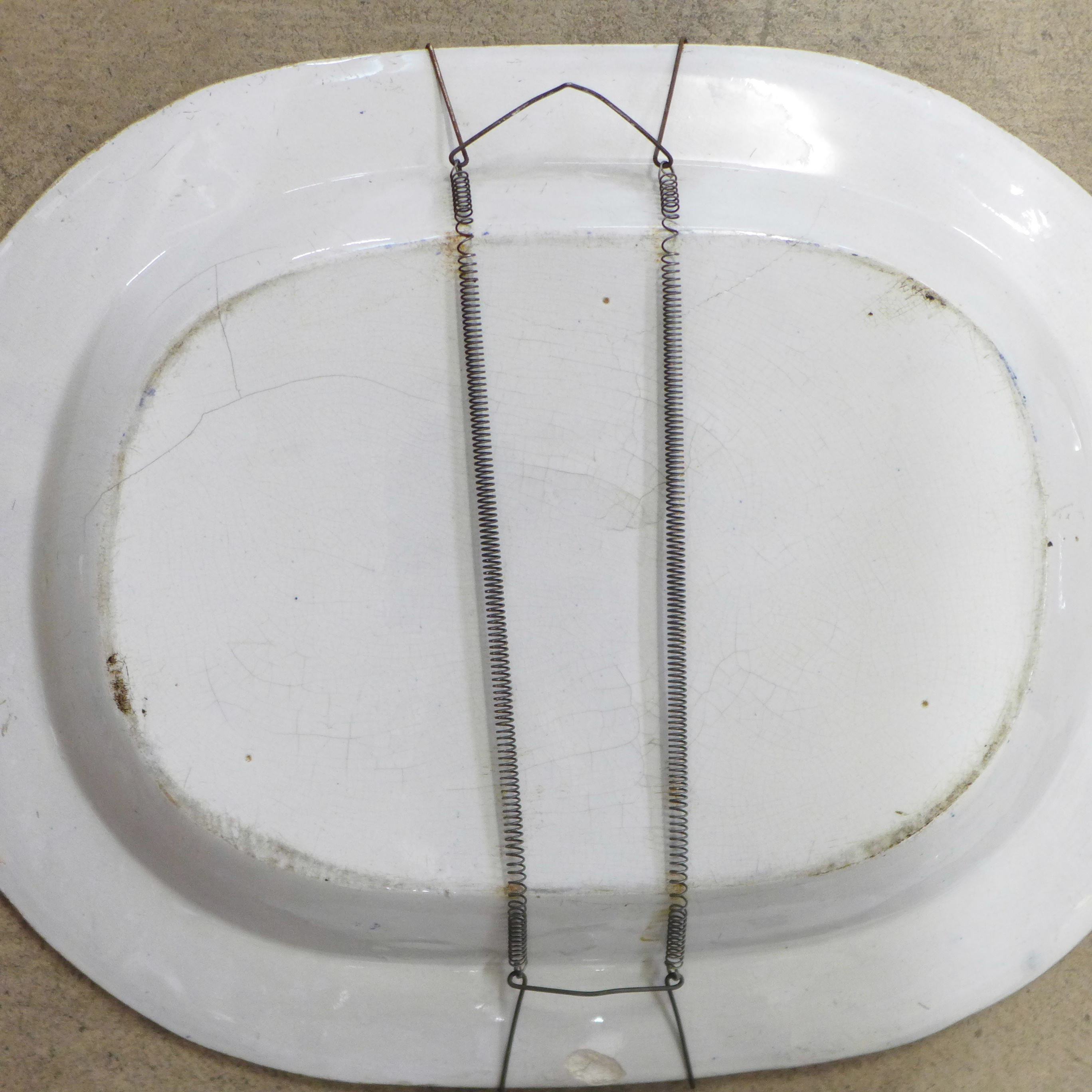 A large blue and white Willow pattern meat plate and three other meat plates, a/f - Bild 3 aus 6