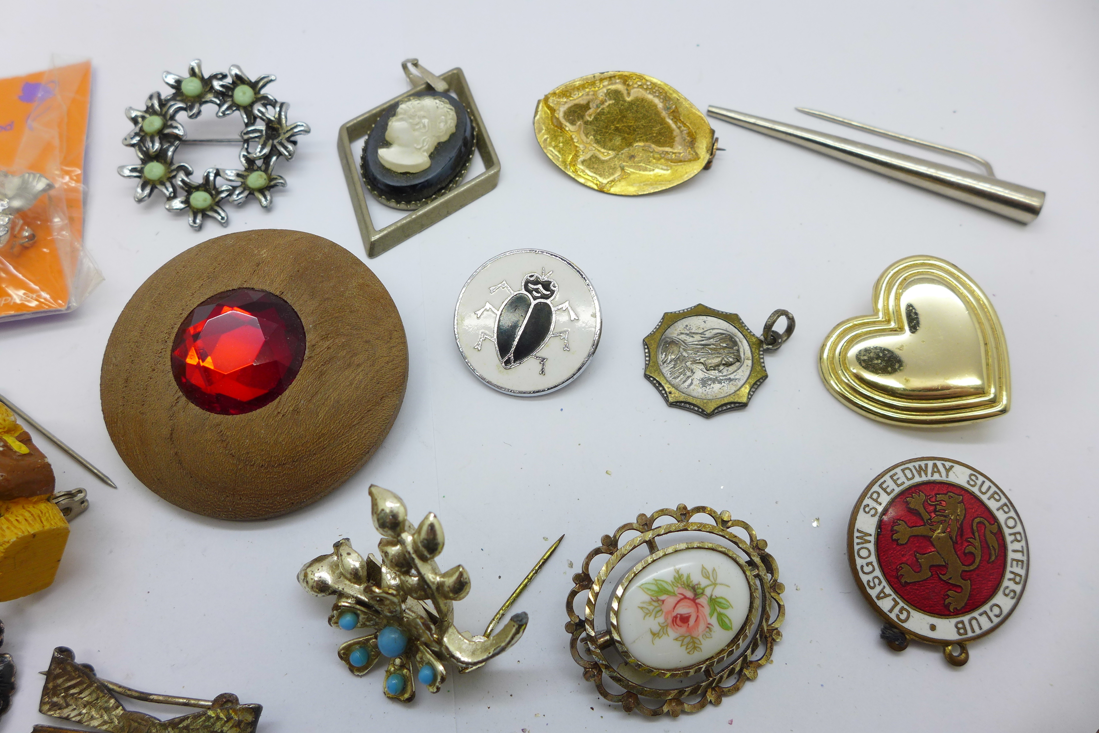 A collection of jewellery and badges - Bild 4 aus 4