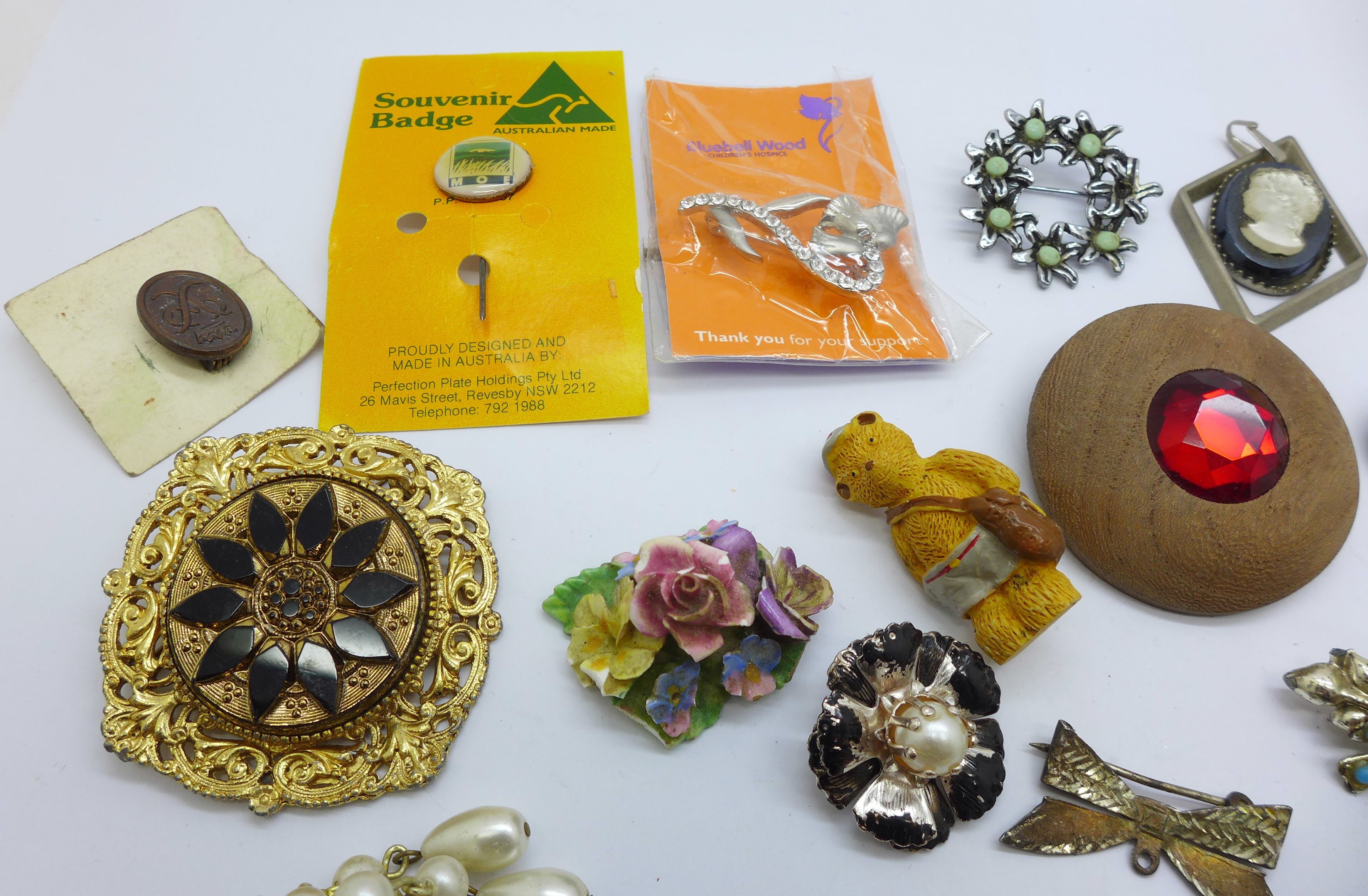 A collection of jewellery and badges - Bild 2 aus 4