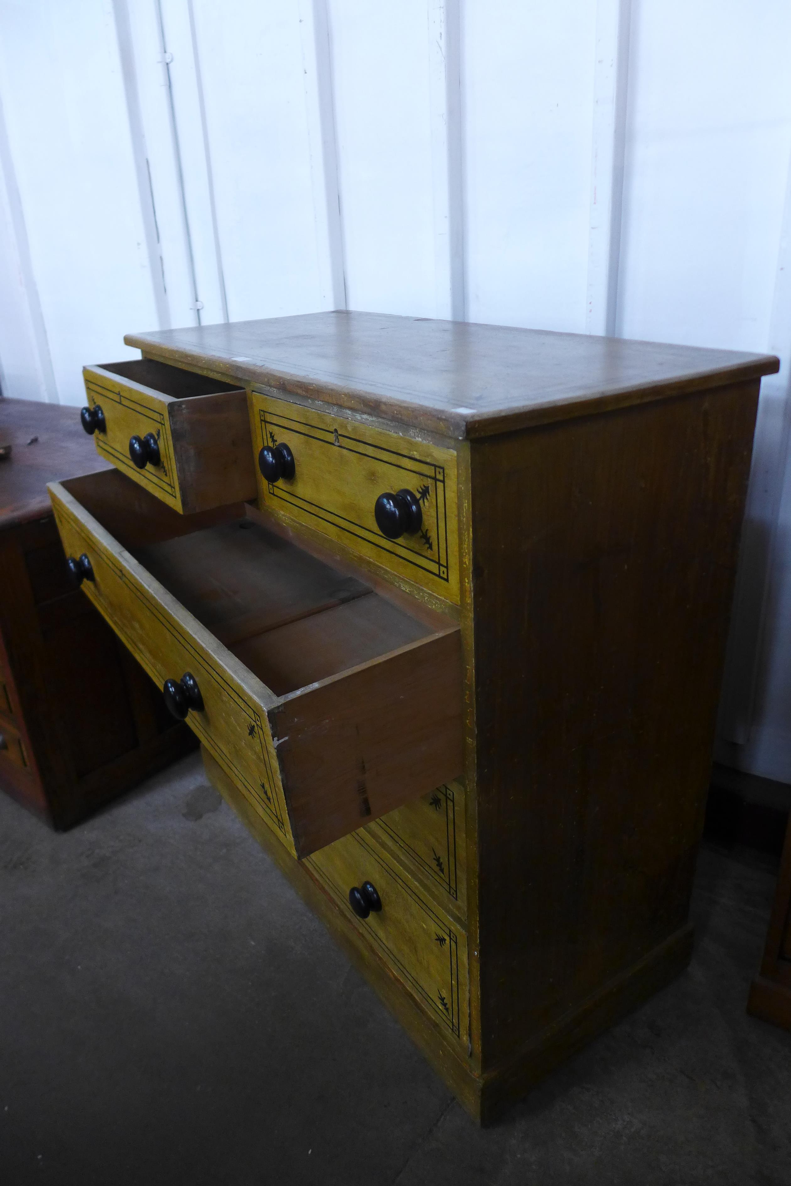A Victorian pine chest of drawers, 110cms h, 115cms w, 52cms d - Bild 4 aus 4