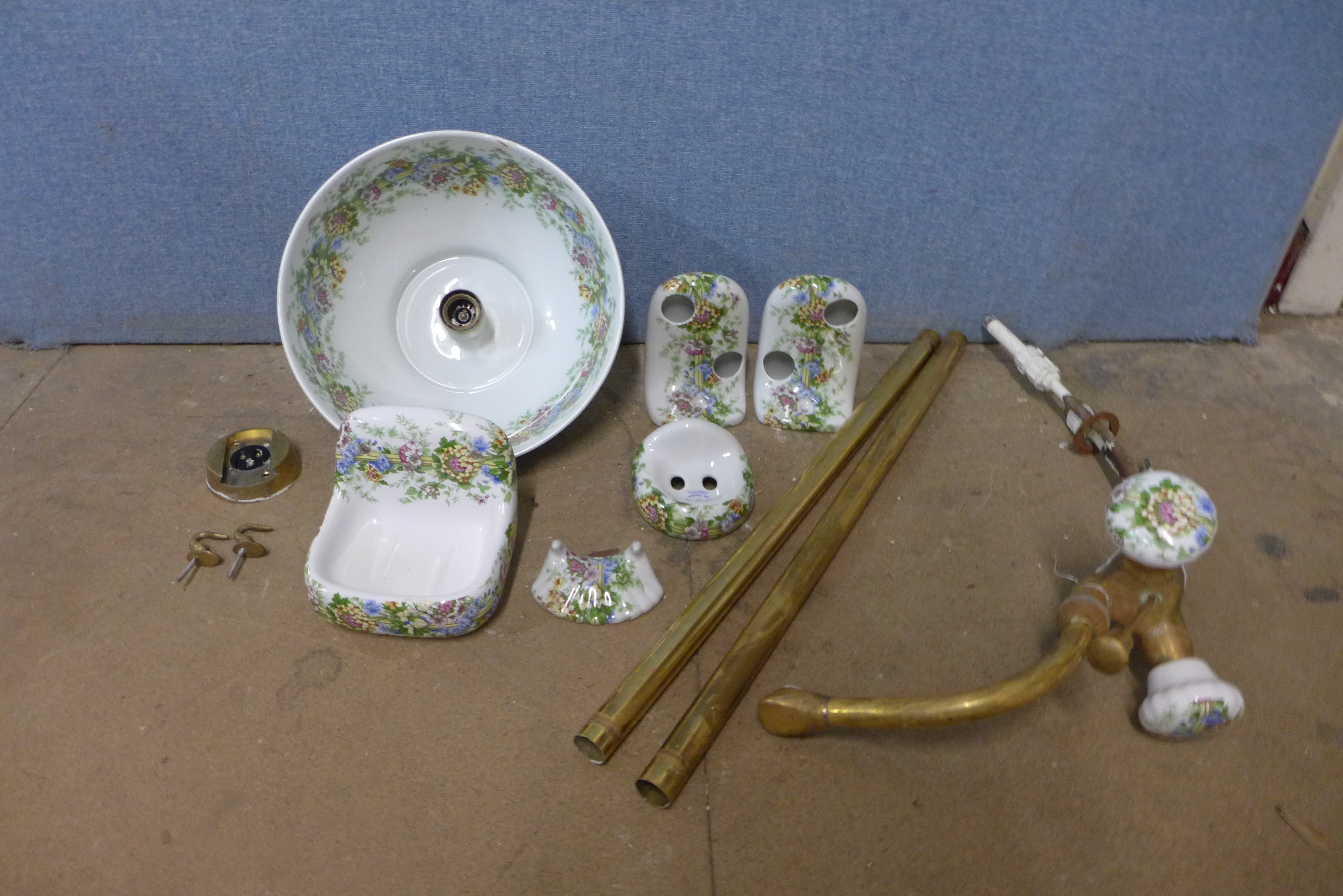 A French Porcelaine De Paris bathroom set