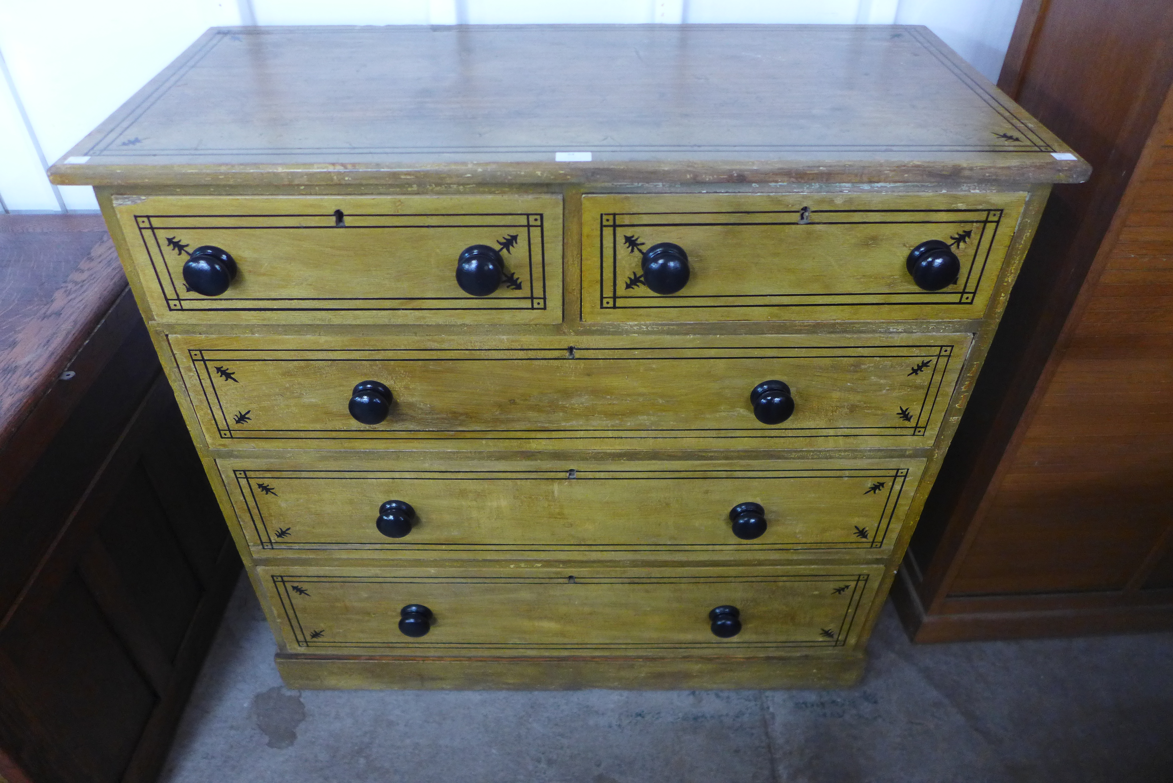 A Victorian pine chest of drawers, 110cms h, 115cms w, 52cms d - Bild 2 aus 4