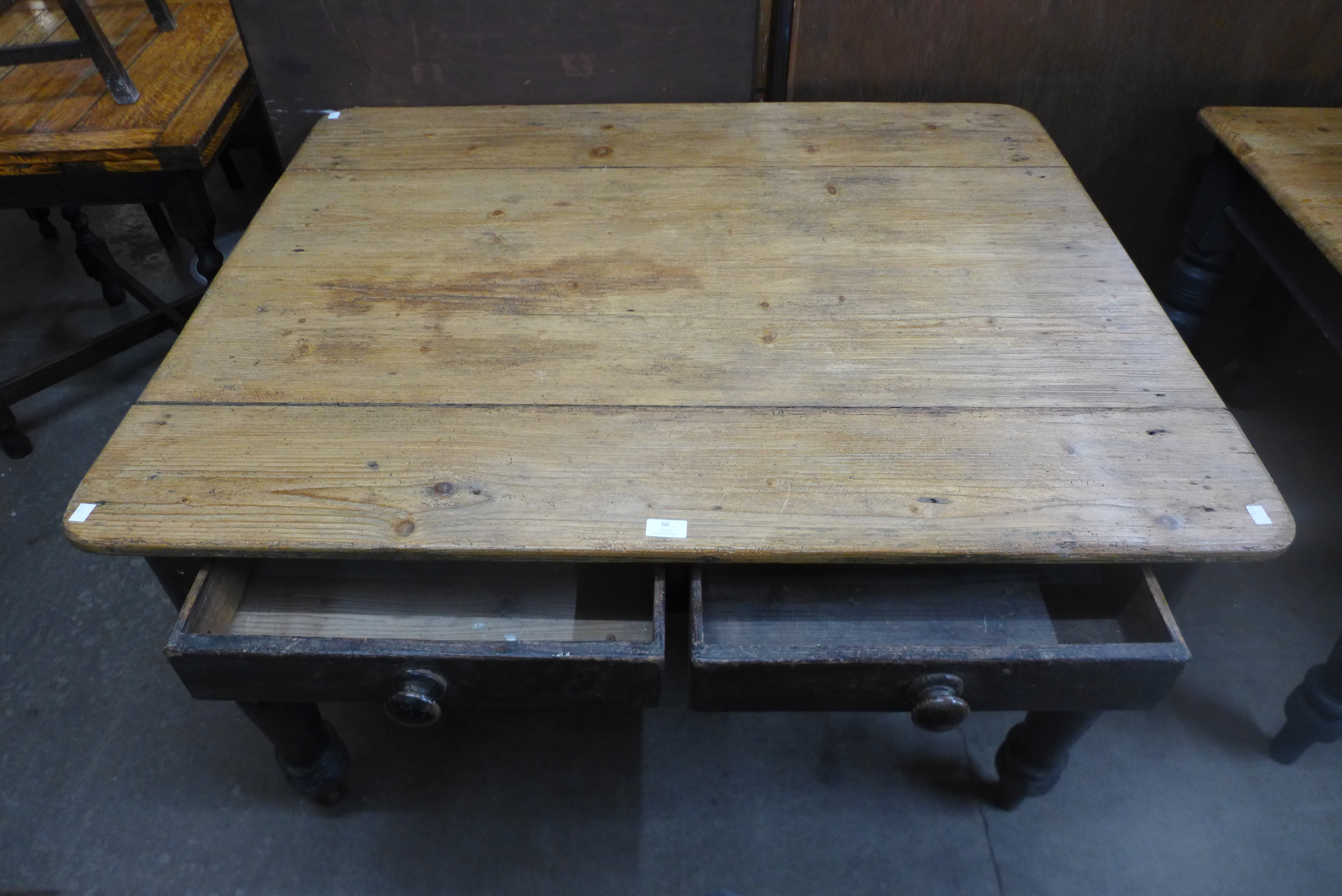 A Victorian painted pine two drawer scrub top farmhouse kitchen table, 73cms h, 122cms w, 98cms d - Bild 2 aus 2