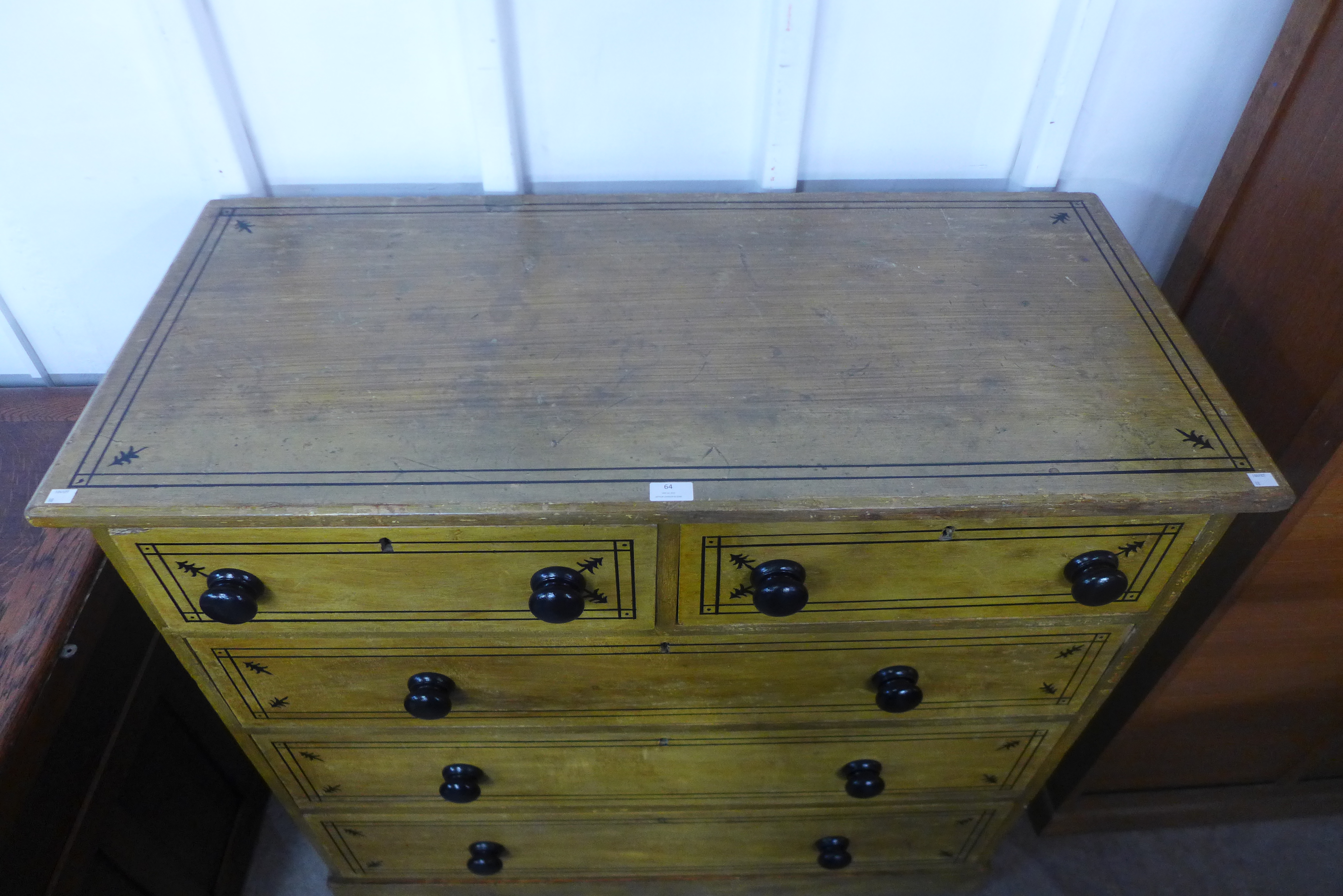 A Victorian pine chest of drawers, 110cms h, 115cms w, 52cms d - Bild 3 aus 4