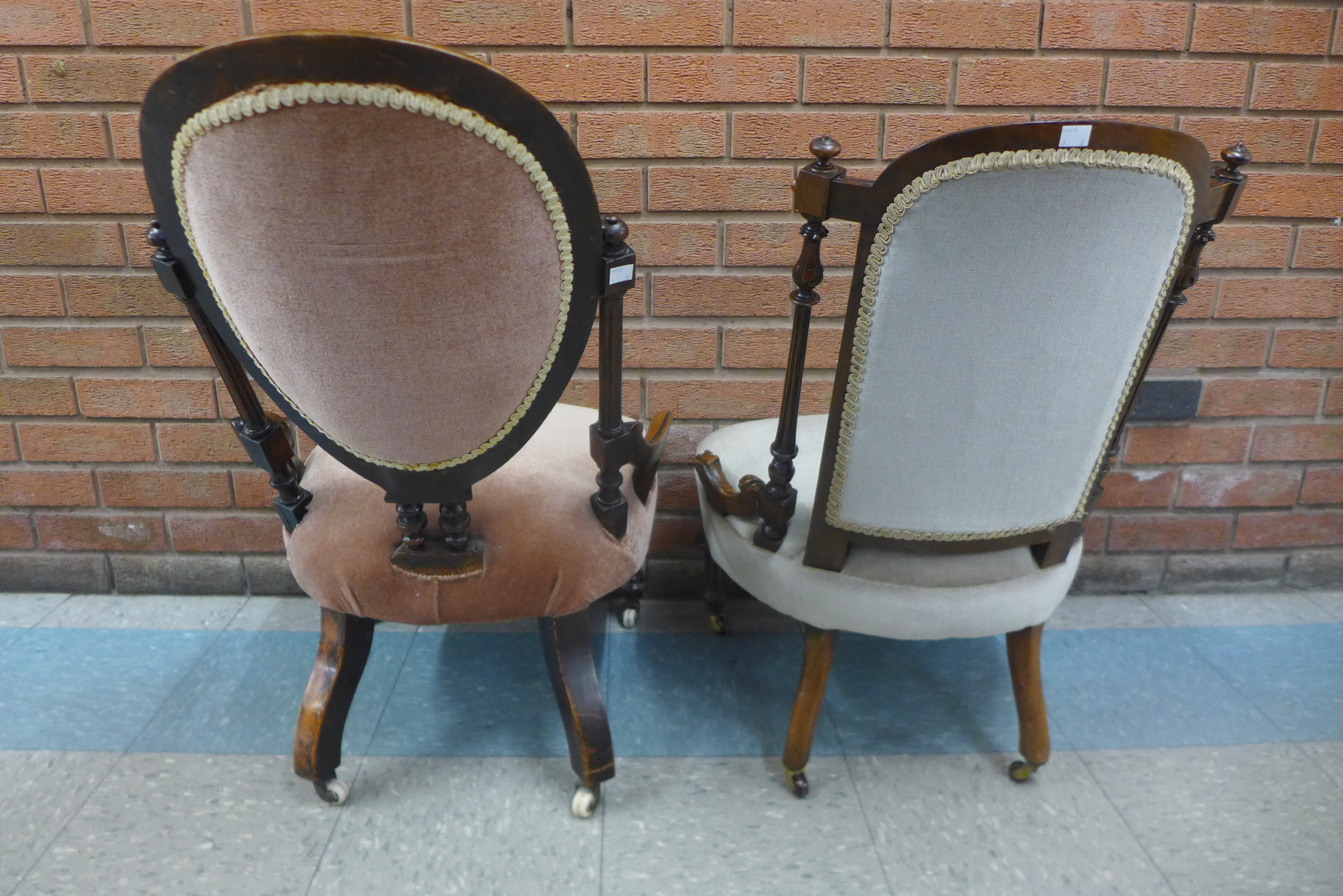 Two Victorian walnut and upholstered lady's chairs - Bild 3 aus 3