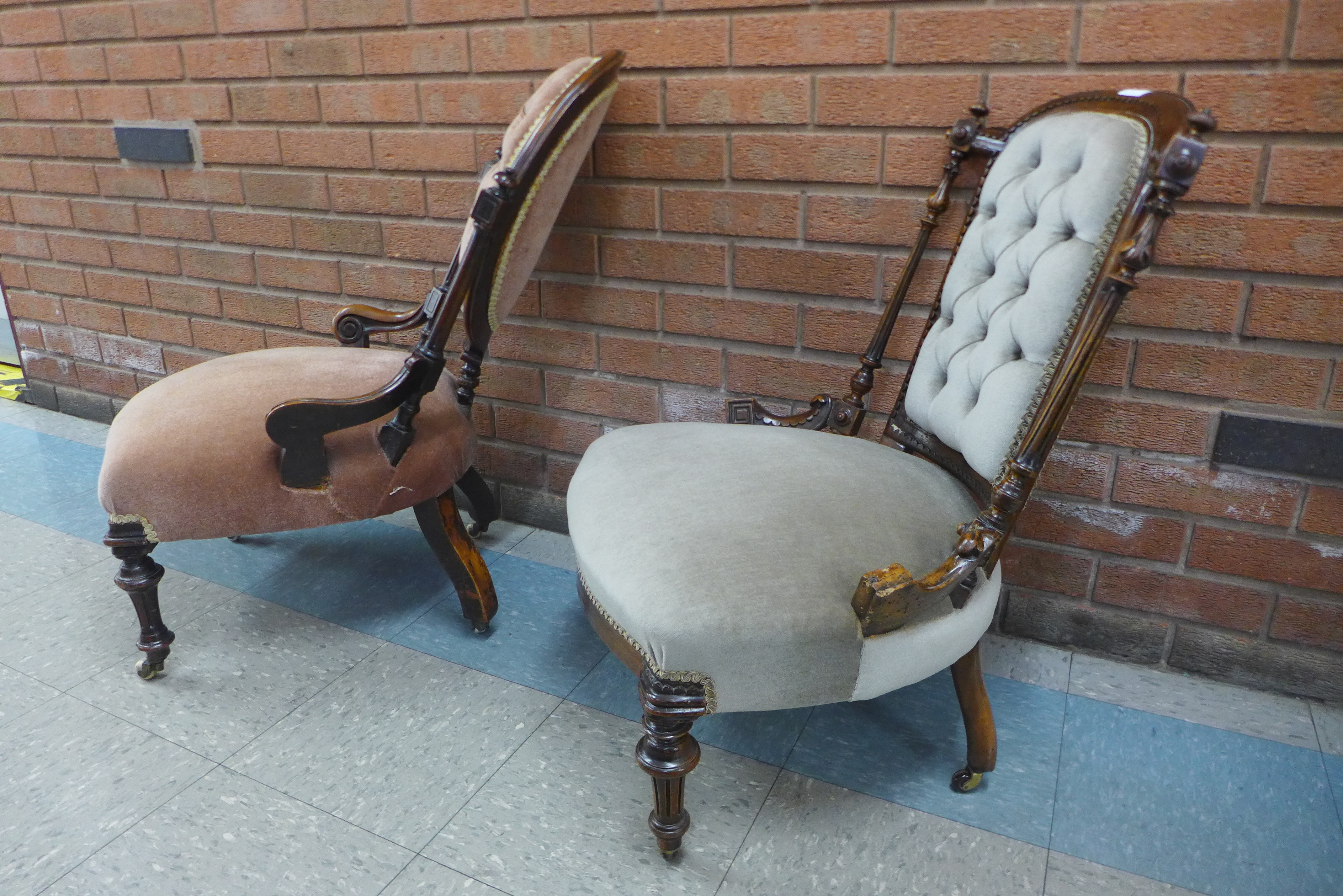 Two Victorian walnut and upholstered lady's chairs - Bild 2 aus 3