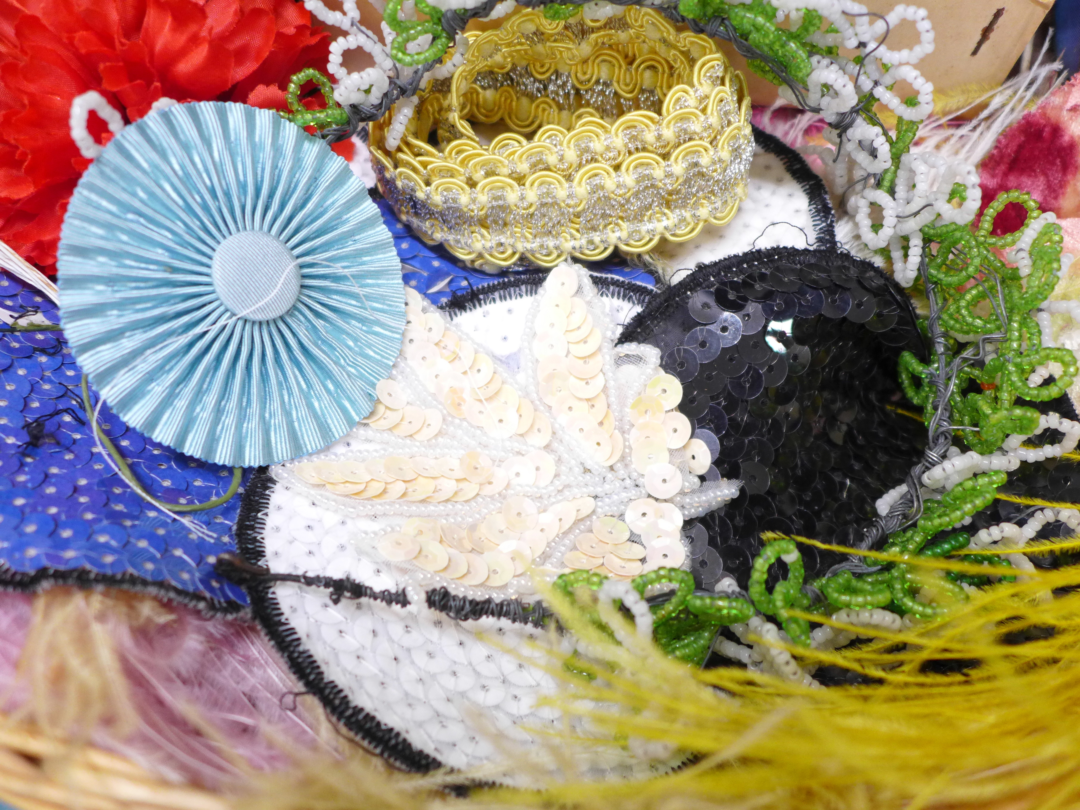 A collection of vintage millinery flowers, ostrich feathers, sequin appliques, etc. - Bild 3 aus 5