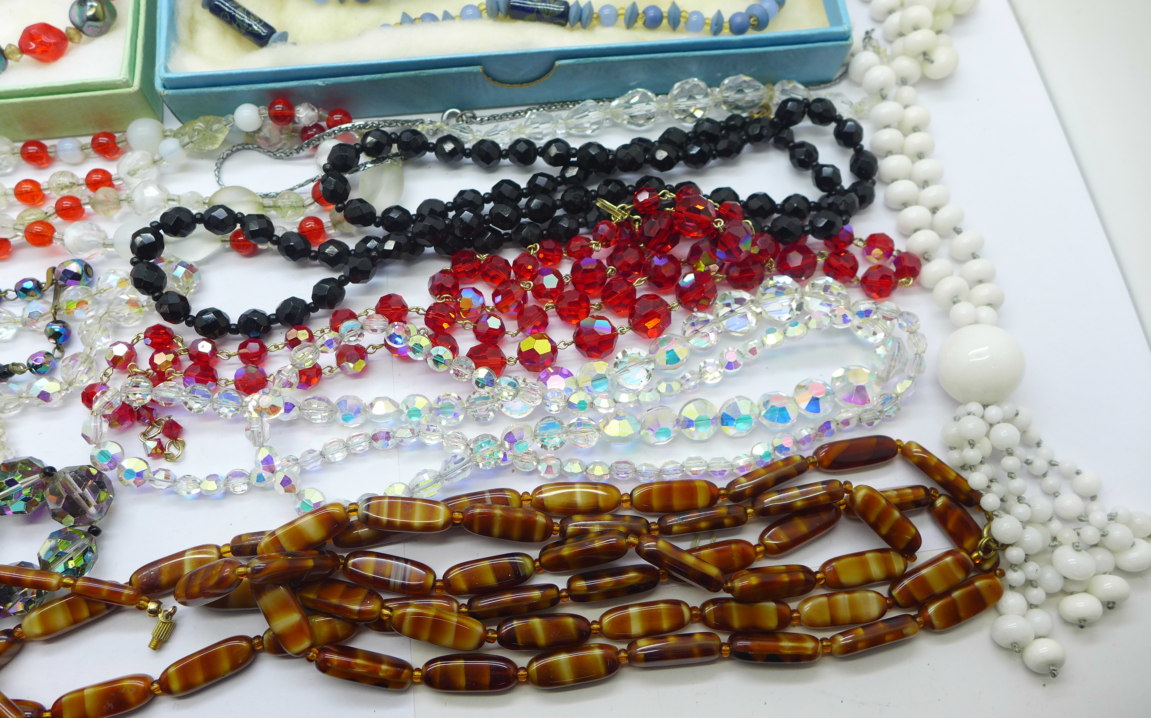 Fifteen vintage glass bead necklaces - Image 3 of 5