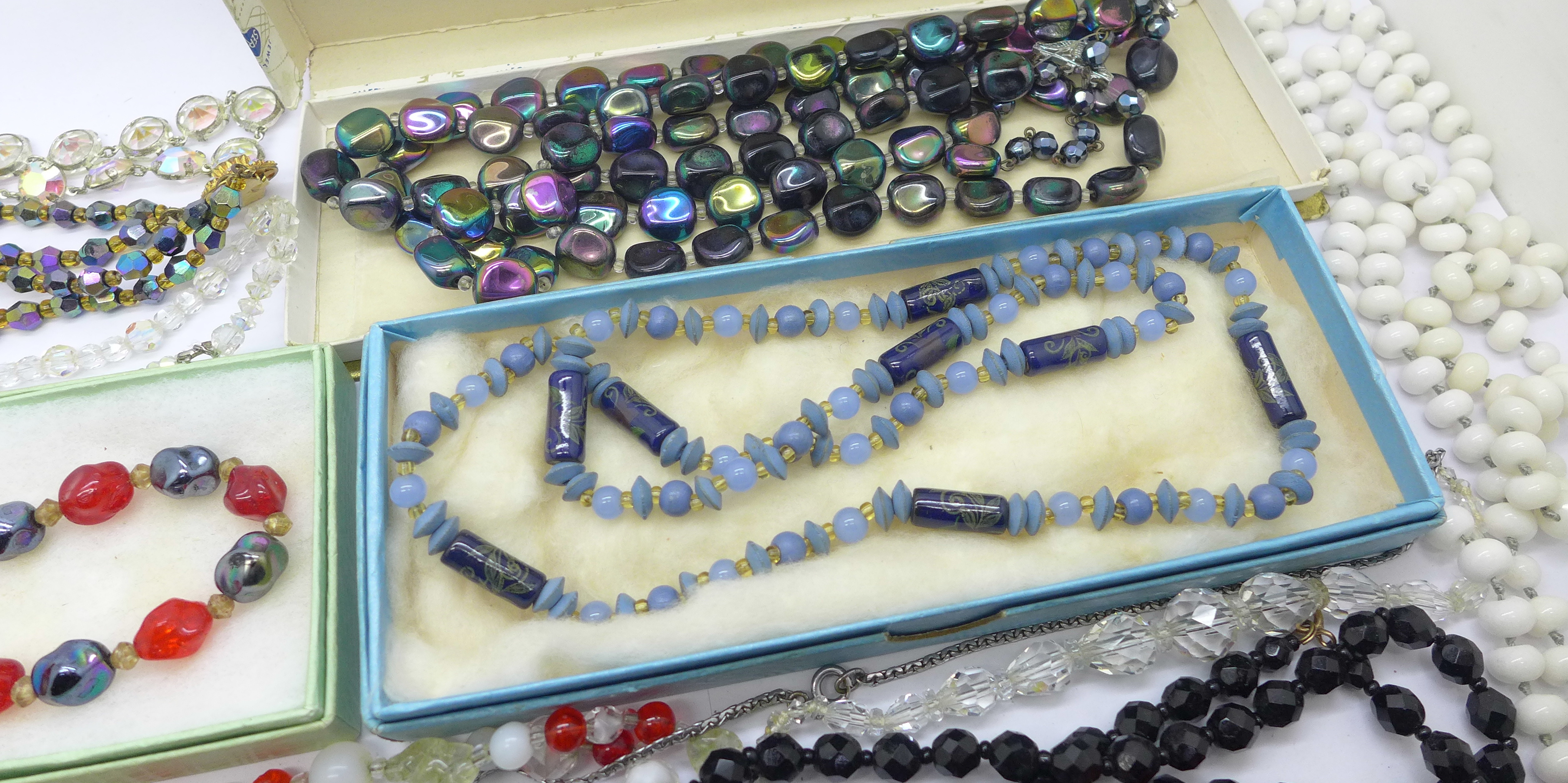 Fifteen vintage glass bead necklaces - Image 5 of 5