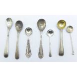 Seven silver salt and condiment spoons, 37g