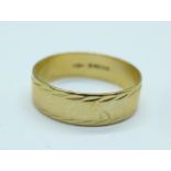 A 9ct gold ring, 3.1g, T