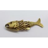 A hallmarked 9ct gold articulated fish pendant or charm, 4g, 38mm