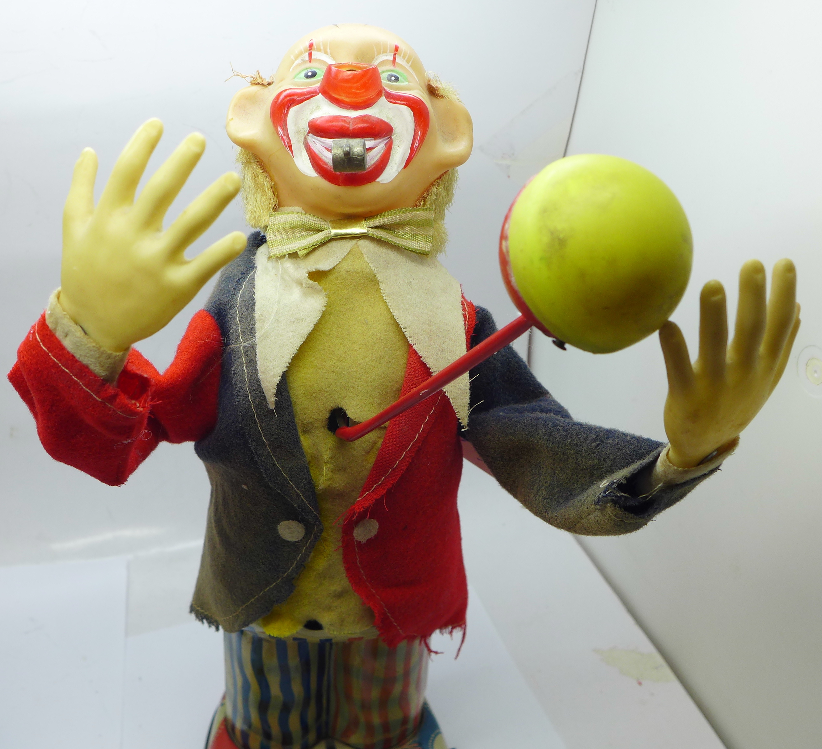 A tin-plate Japanese Pinky The Juggling Clown in a reproduction box - Image 2 of 5