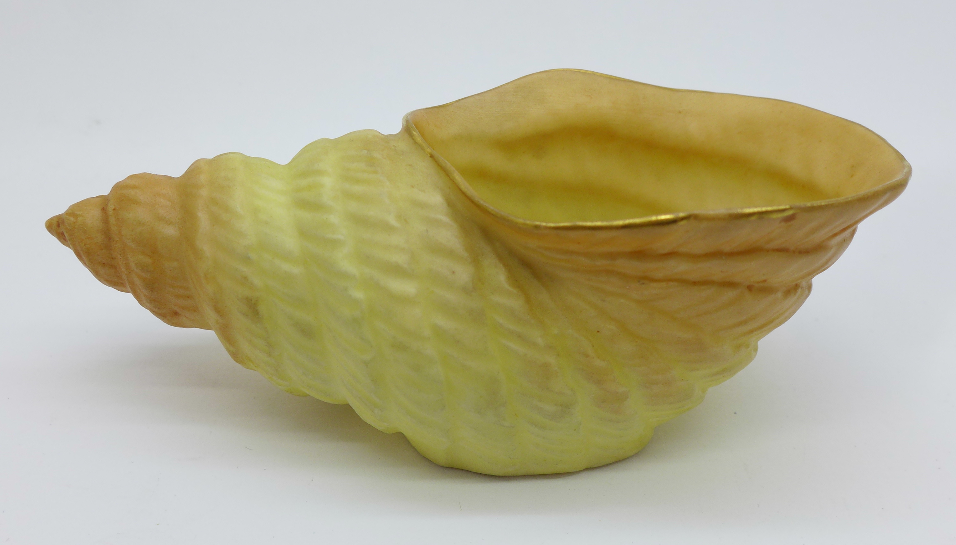 A Royal Worcester shell shaped posy vase, G716 backstamp, 12cm - Image 3 of 4