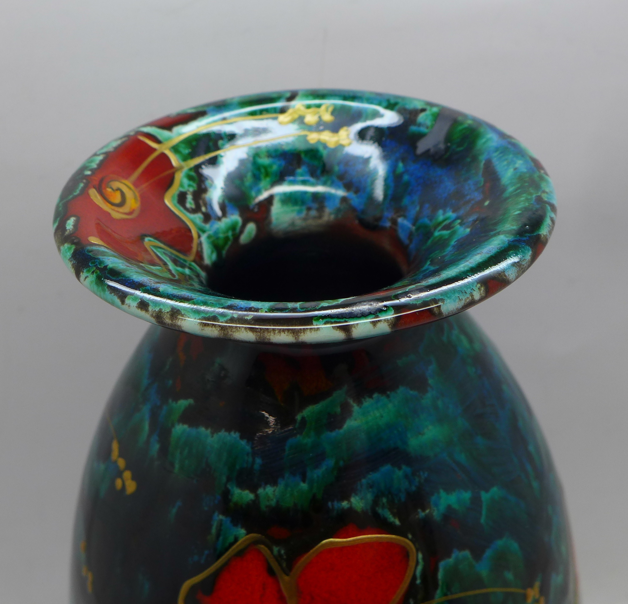 An Anita Harris Minos vase, Toucan design, 20cm, signed in gold on the base - Image 3 of 4