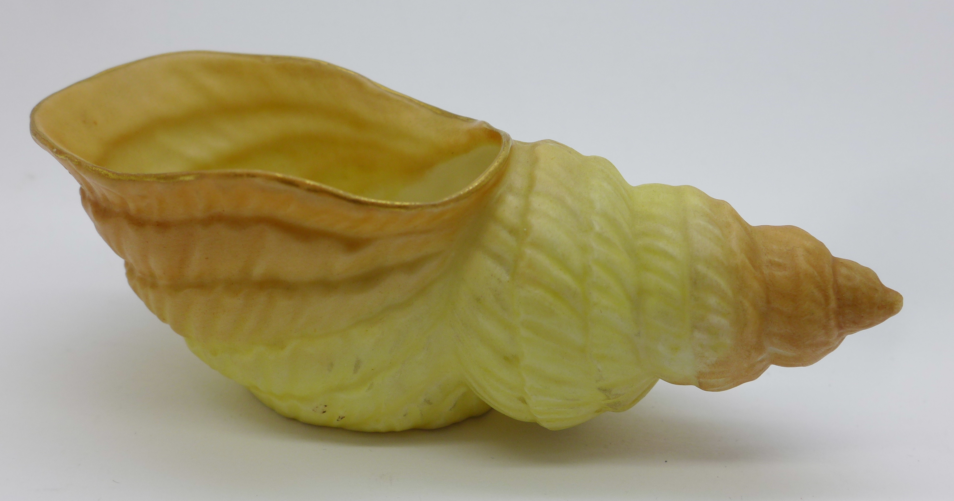 A Royal Worcester shell shaped posy vase, G716 backstamp, 12cm