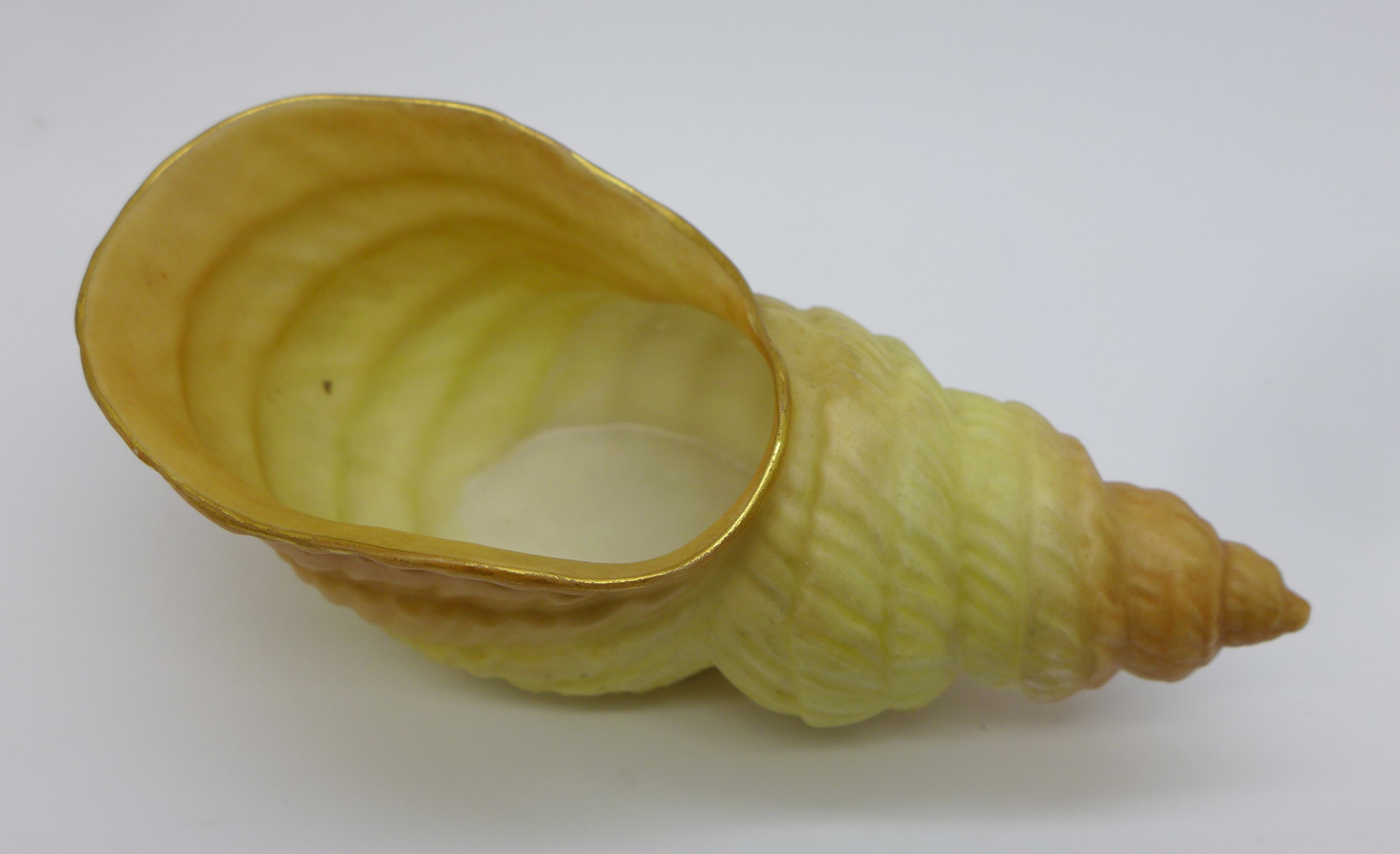 A Royal Worcester shell shaped posy vase, G716 backstamp, 12cm - Image 2 of 4