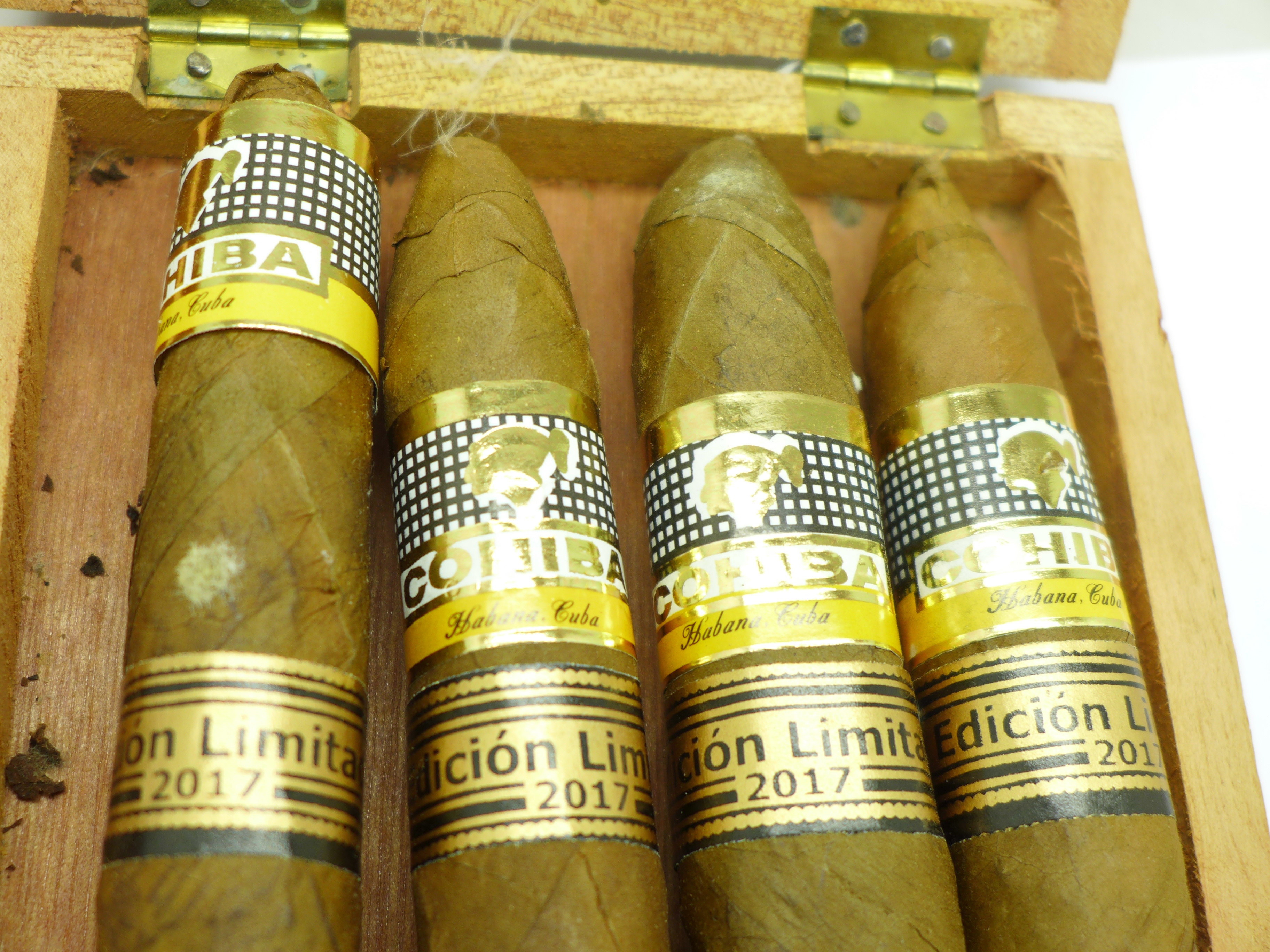 Two boxes of Cuban cigars, one box of five Cuba Selectos, sealed, and one opened box with four - Image 7 of 9