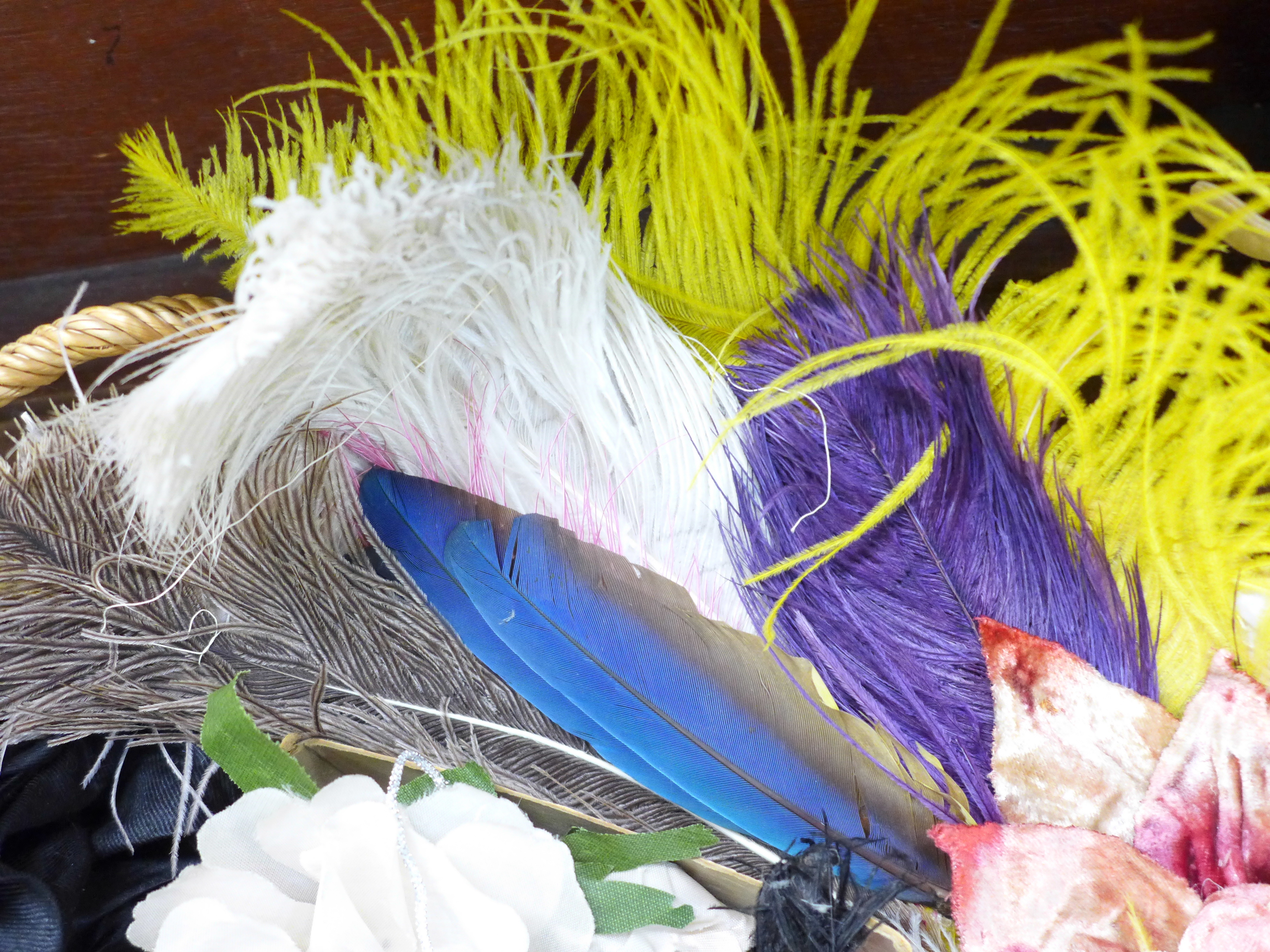 A collection of vintage millinery flowers, ostrich feathers, sequin appliques, etc. - Bild 4 aus 5