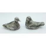 A pair of 925 silver covered model ducks, marked 'Filled', year 2000, length 6cm
