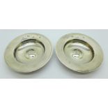 A pair of silver dishes, marked with initials D.T.W., London 1962, 270g, diameter 12cm