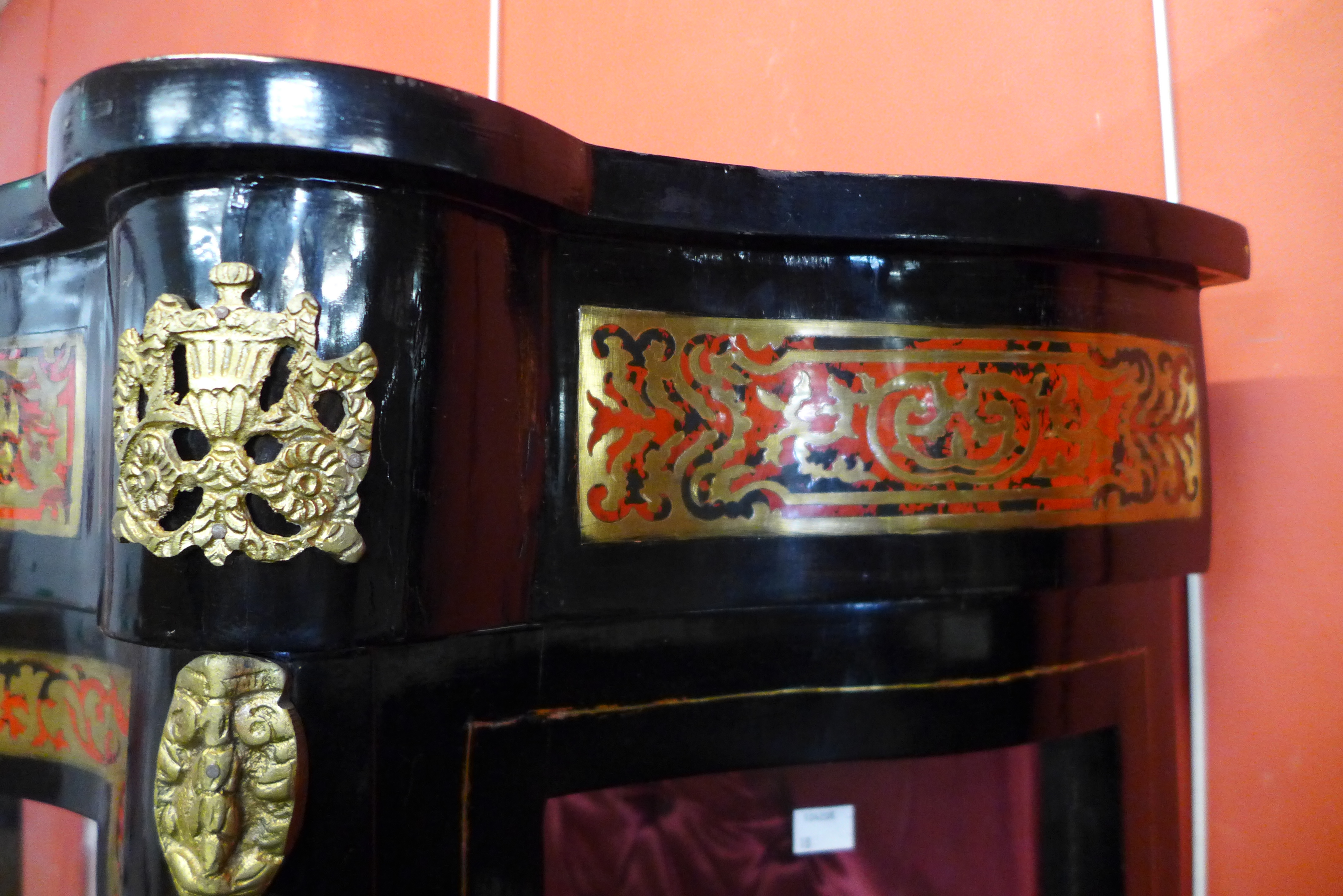 A French Boulle style ebonised, brass and faux tortoiseshell serpentine vitrine - Image 3 of 4