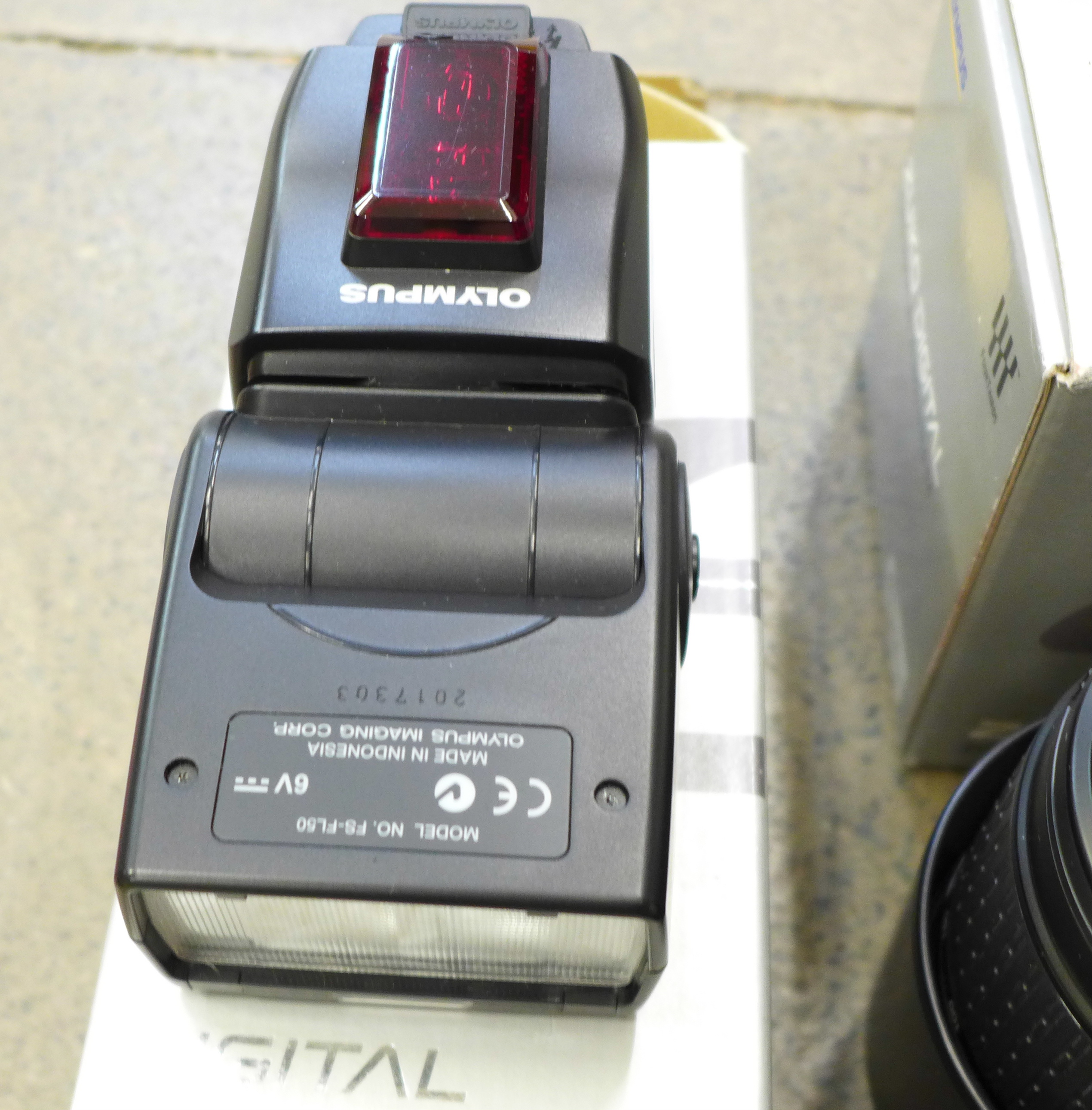 Six Olympus camera lenses including Zuiko digital ED 70-300mm, 200mm F4, 35mm, 28mm, 135mm, - Bild 2 aus 9