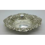 An embossed oval silver dish, London 1977, 89g, 15.5cm x 12.5cm