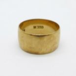 A 9ct gold wedding ring, 7g, U