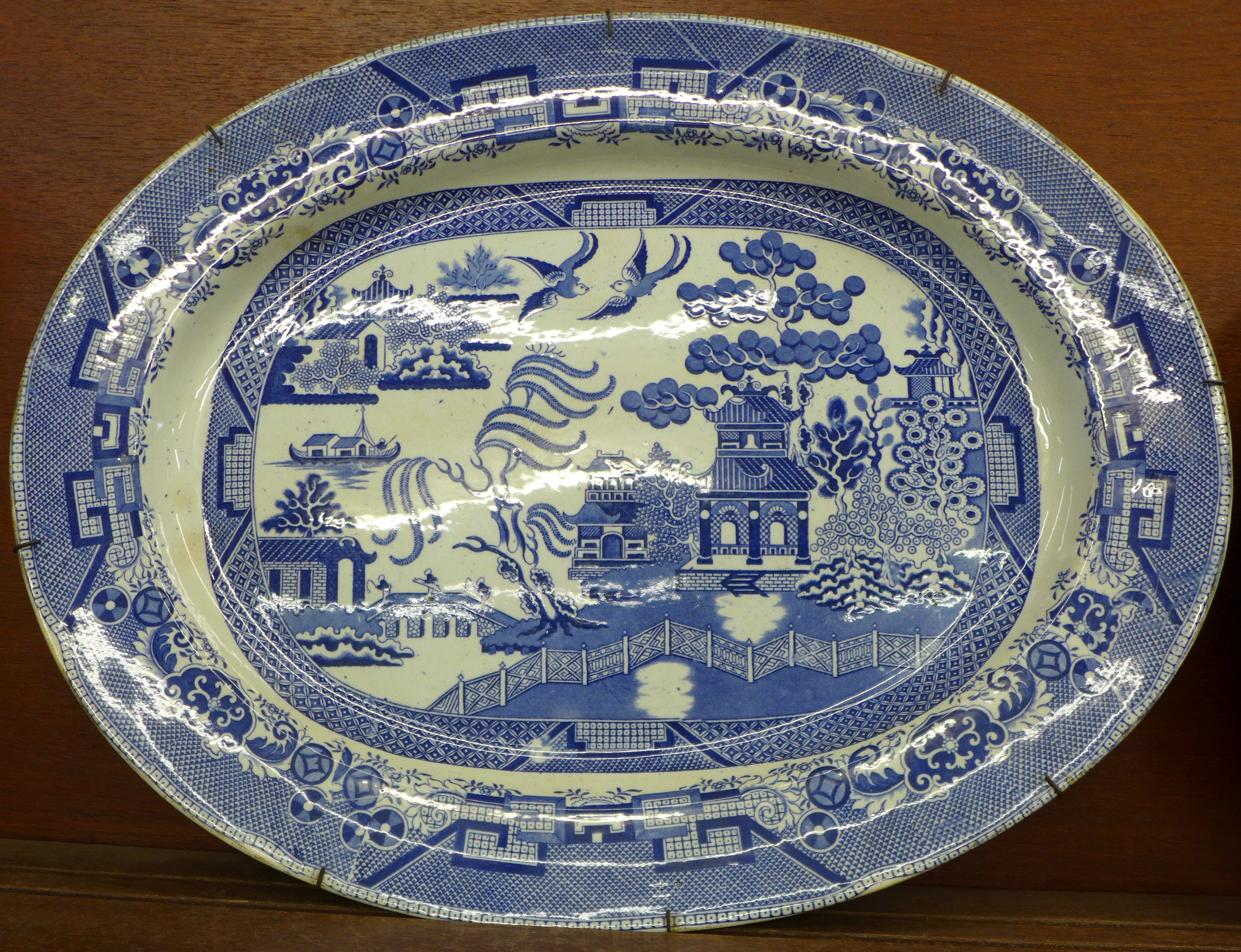 Two blue and white willow pattern serving plates, 45.5cm and 55.5cm - Image 3 of 7