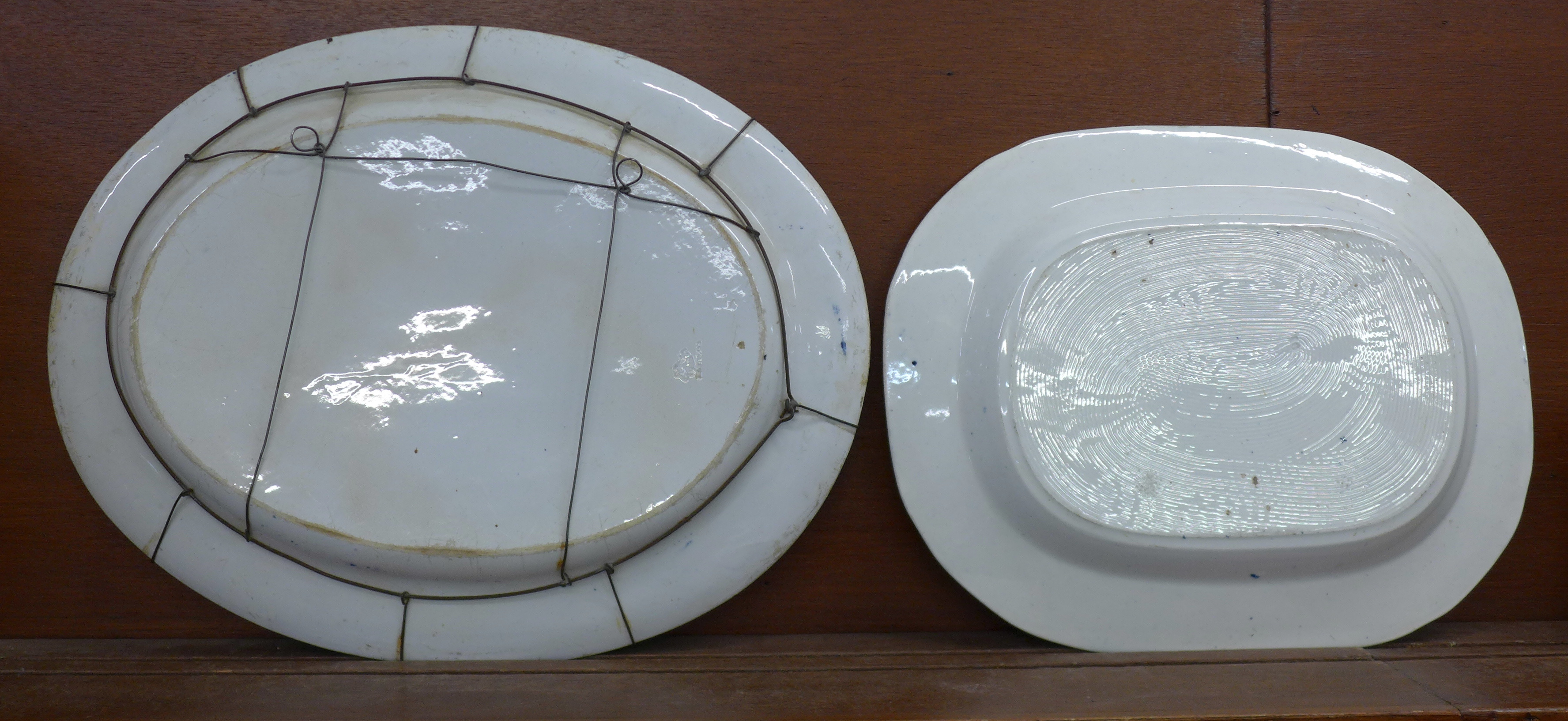 Two blue and white willow pattern serving plates, 45.5cm and 55.5cm - Image 4 of 7