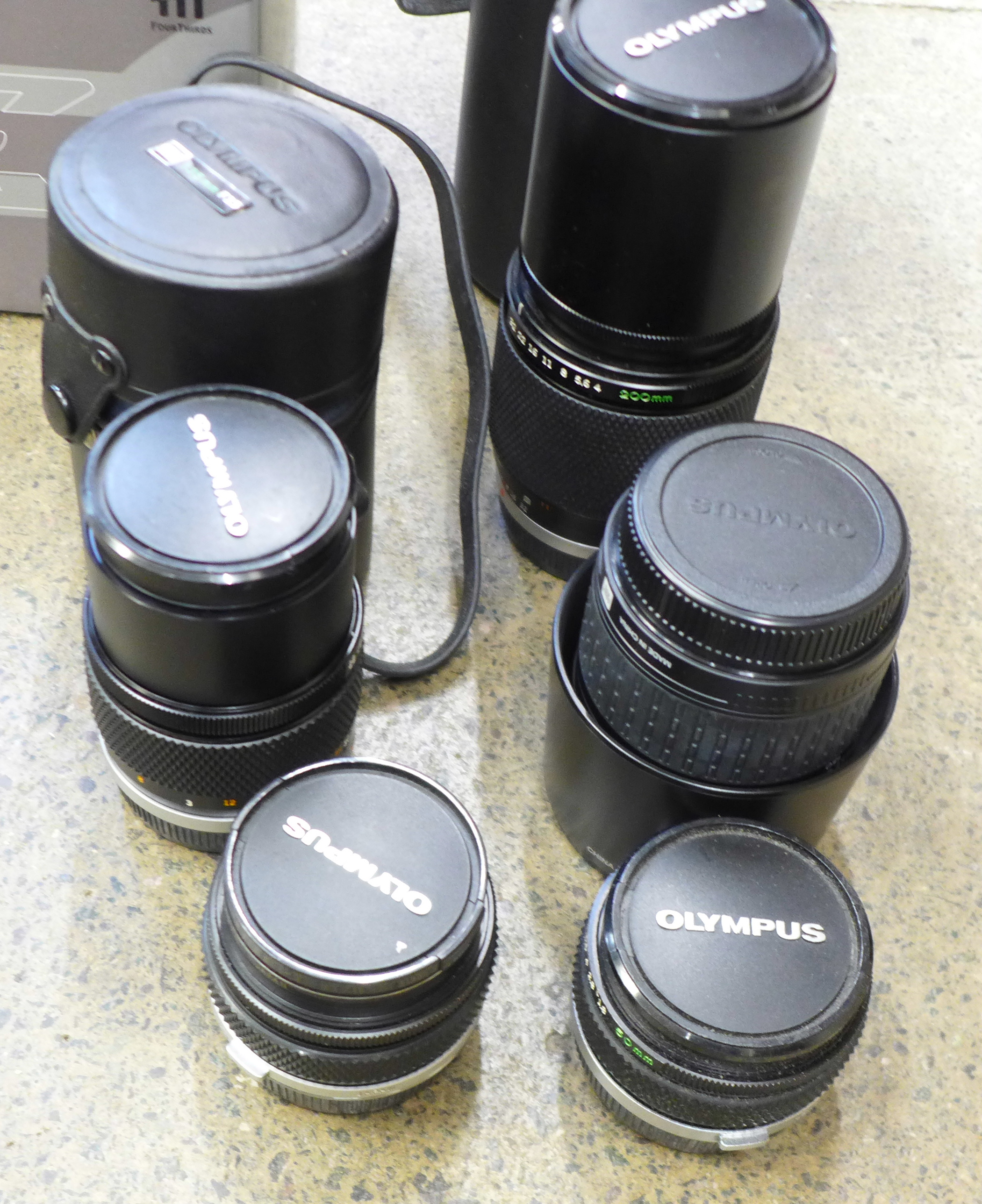 Six Olympus camera lenses including Zuiko digital ED 70-300mm, 200mm F4, 35mm, 28mm, 135mm, - Bild 6 aus 9