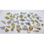 A collection of costume brooches (43)