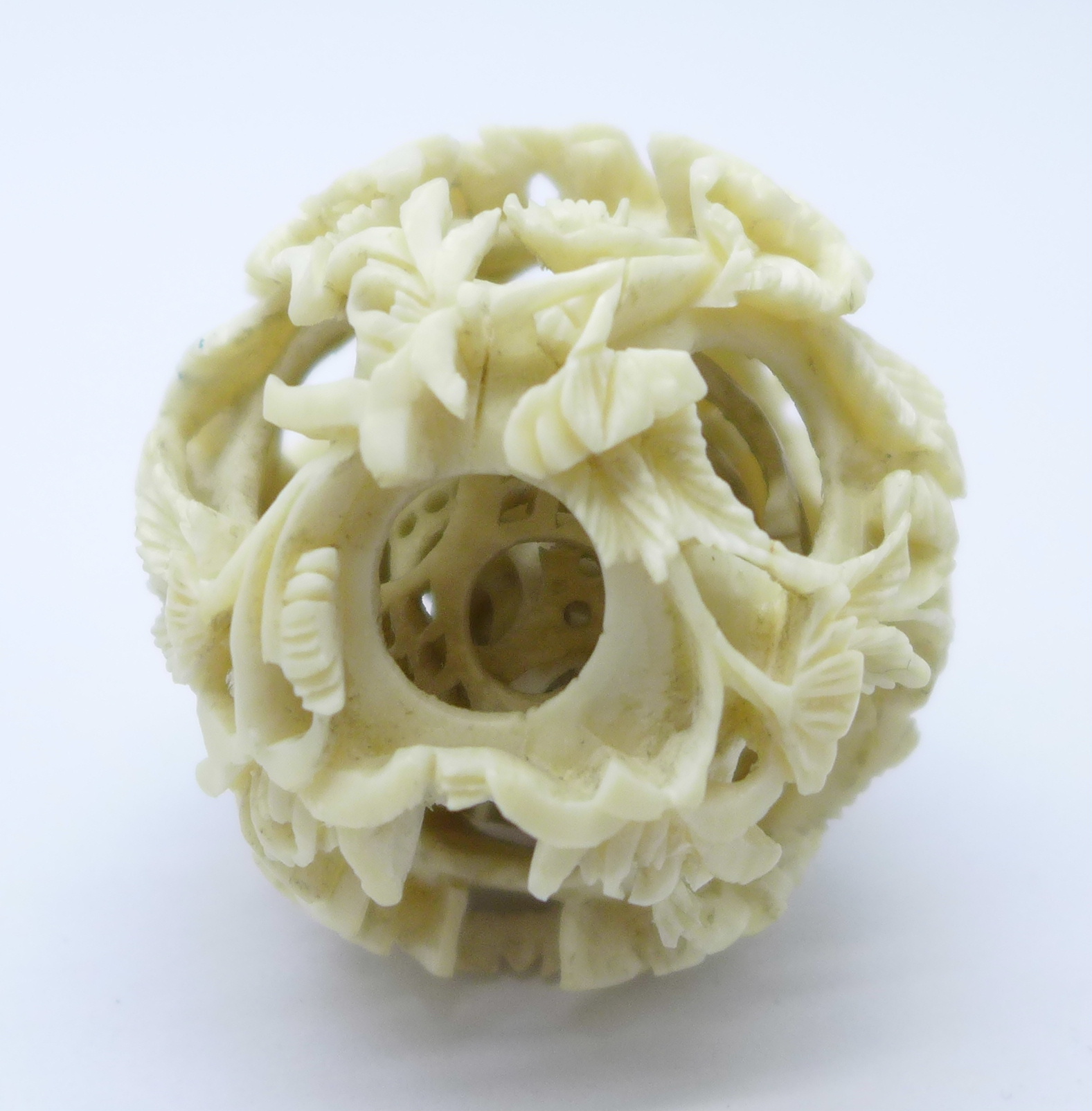 A bone puzzle ball and stand (both a/f, ball broken internally and stand re-glued in two places) - Image 4 of 4