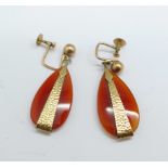 A pair of 9ct gold and cornelian drop earrings with screw backs, 3cm