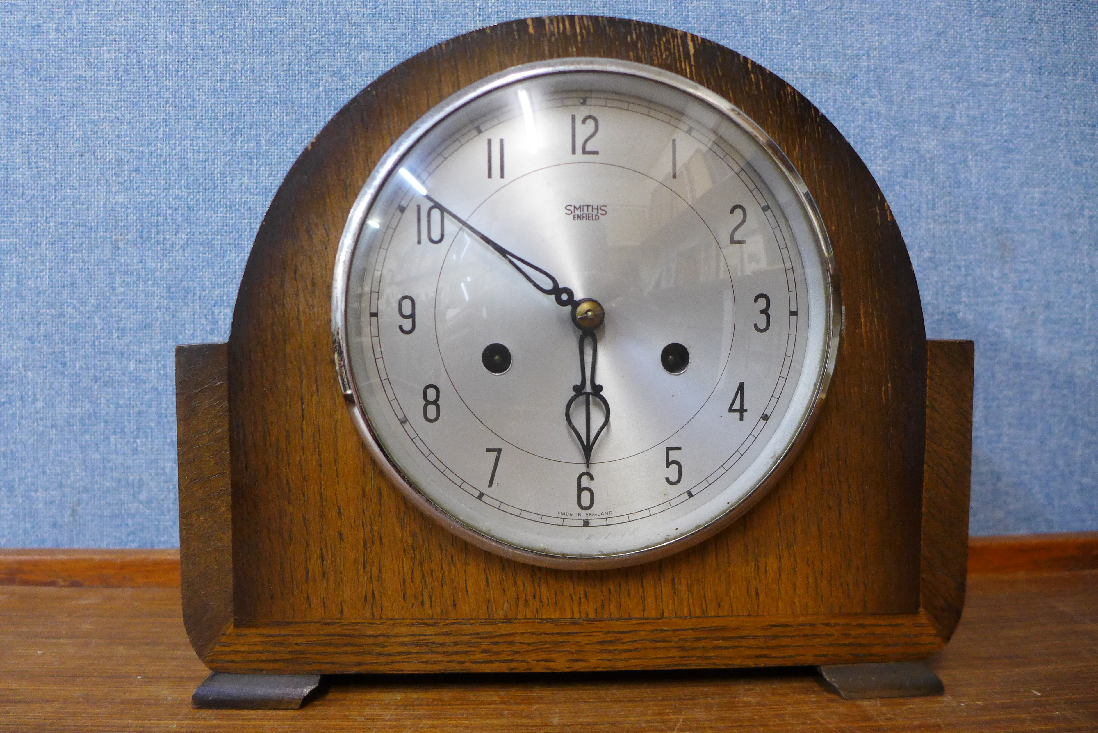 A Smiths Enfield oak mantel clock, 23cms h