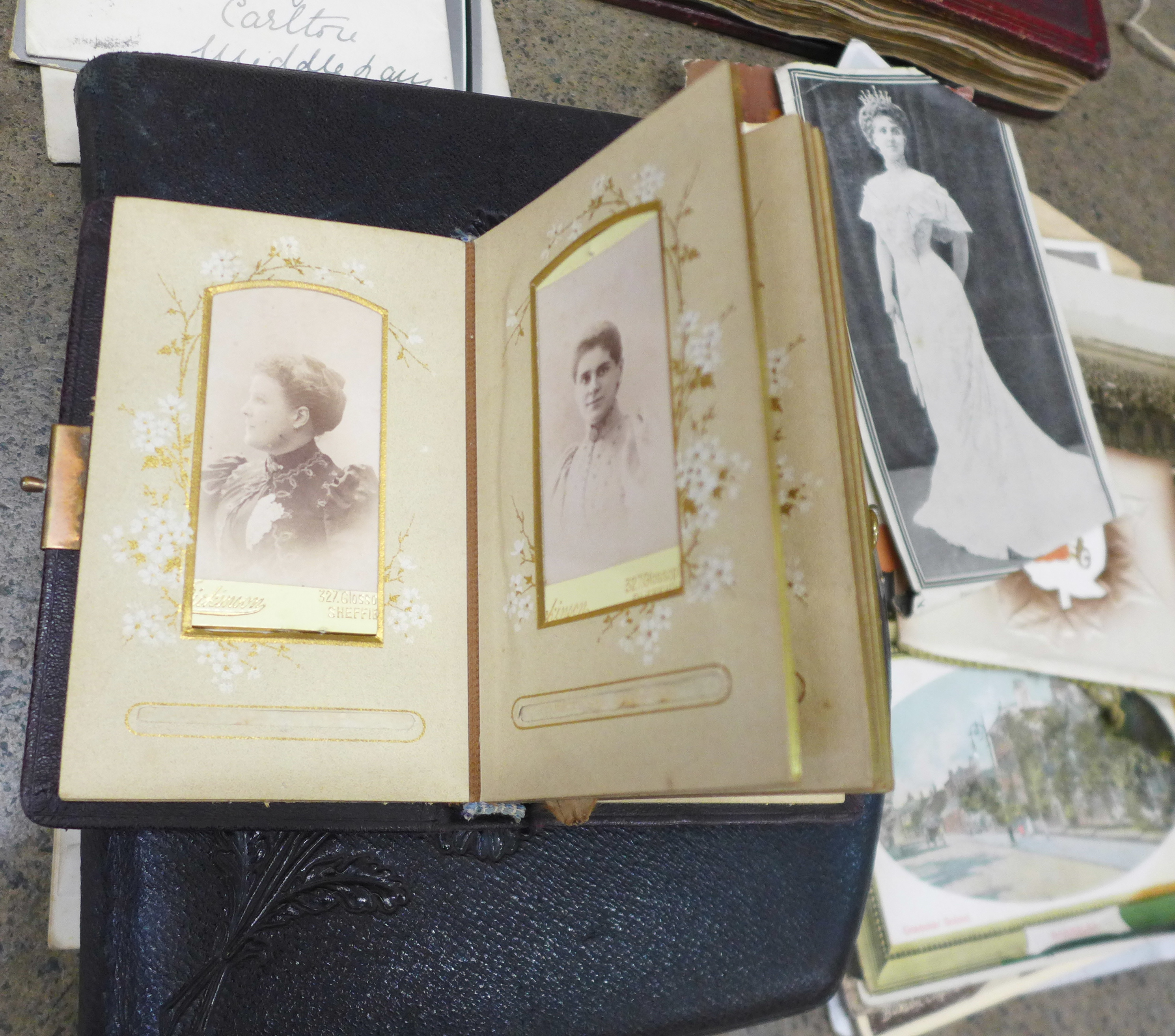 A suitcase containing approximately 250 postcards, early 20th Century postal history including WWI - Bild 7 aus 16