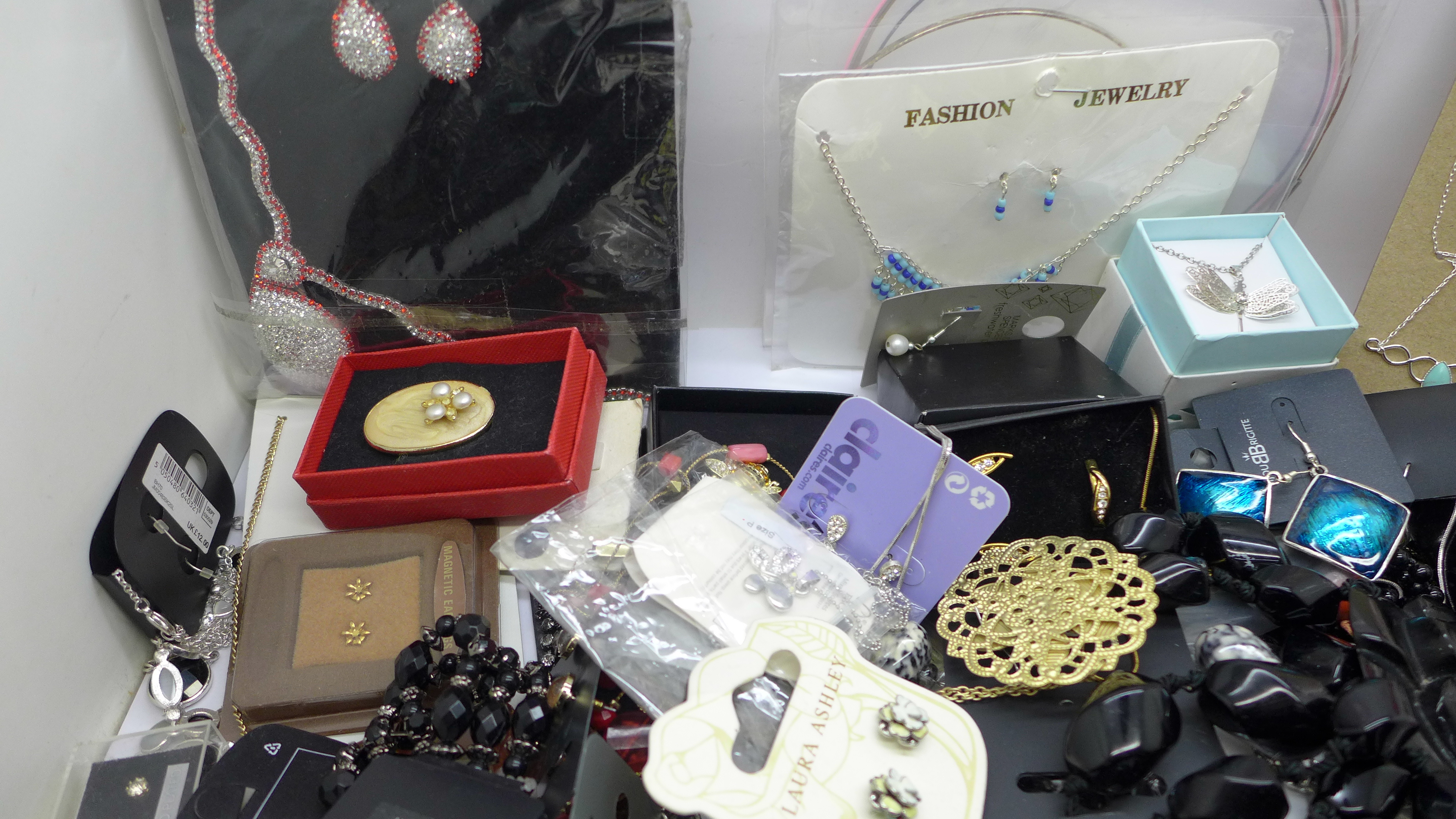 A quantity of packaged and unused jewellery - Image 5 of 5